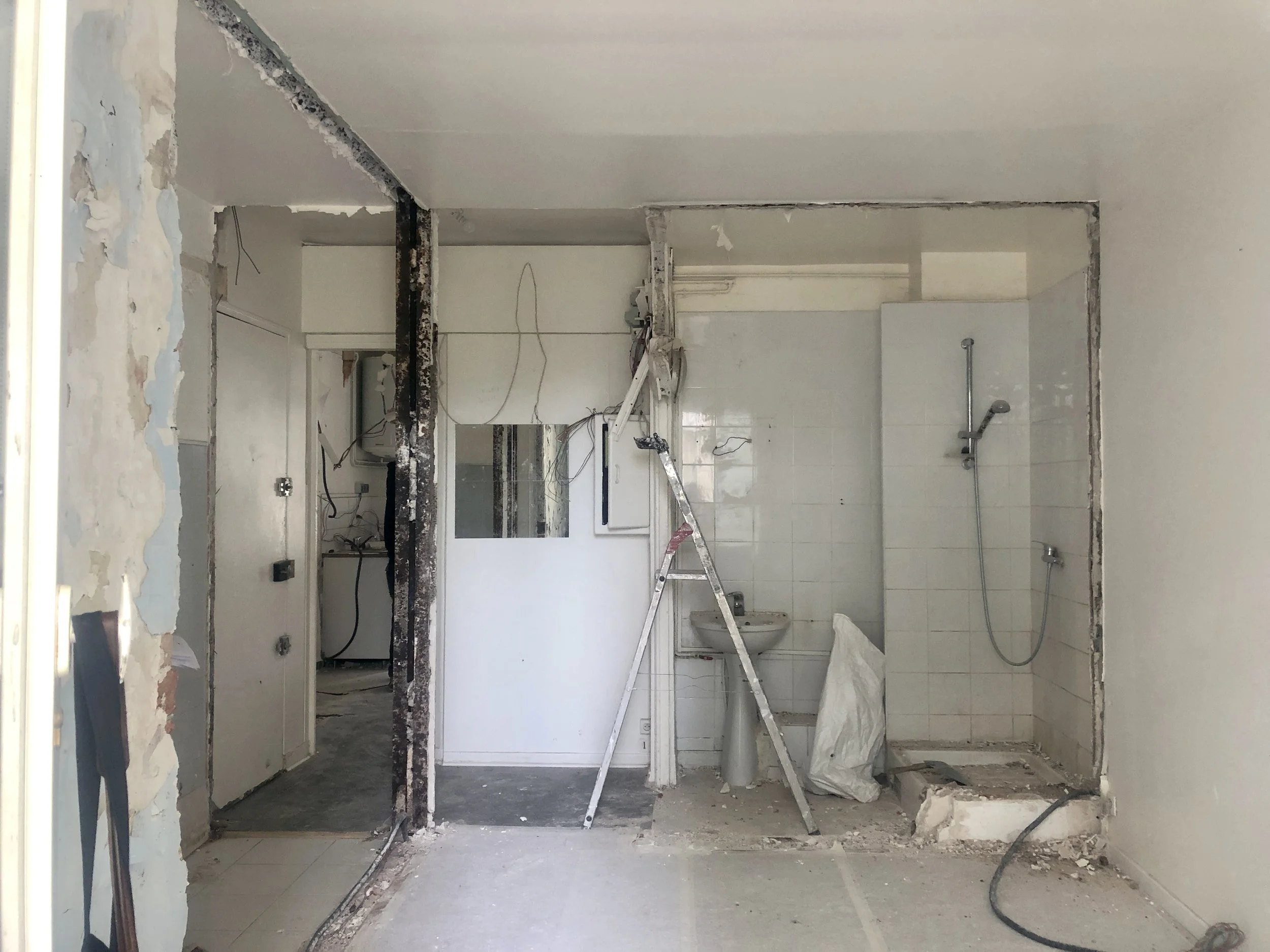 Chantier de rénovation complète de l'appartement de Pantin : cloisons déposées et anciennes pièces mises à nu
