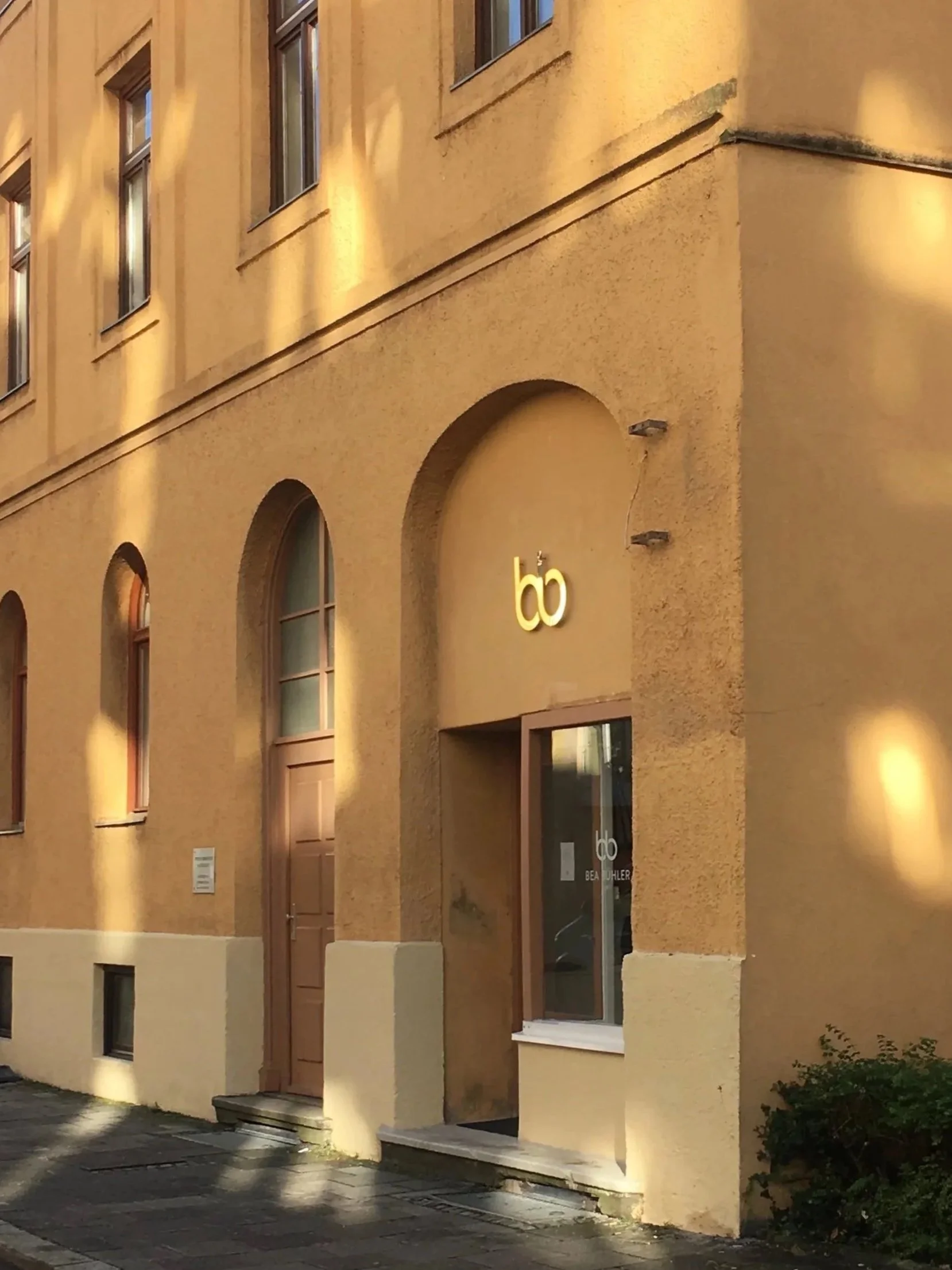 Façade de l'atelier-boutique Bea Bühler dans le quartier de Au à Munich, enseigne en laiton sous les arcades