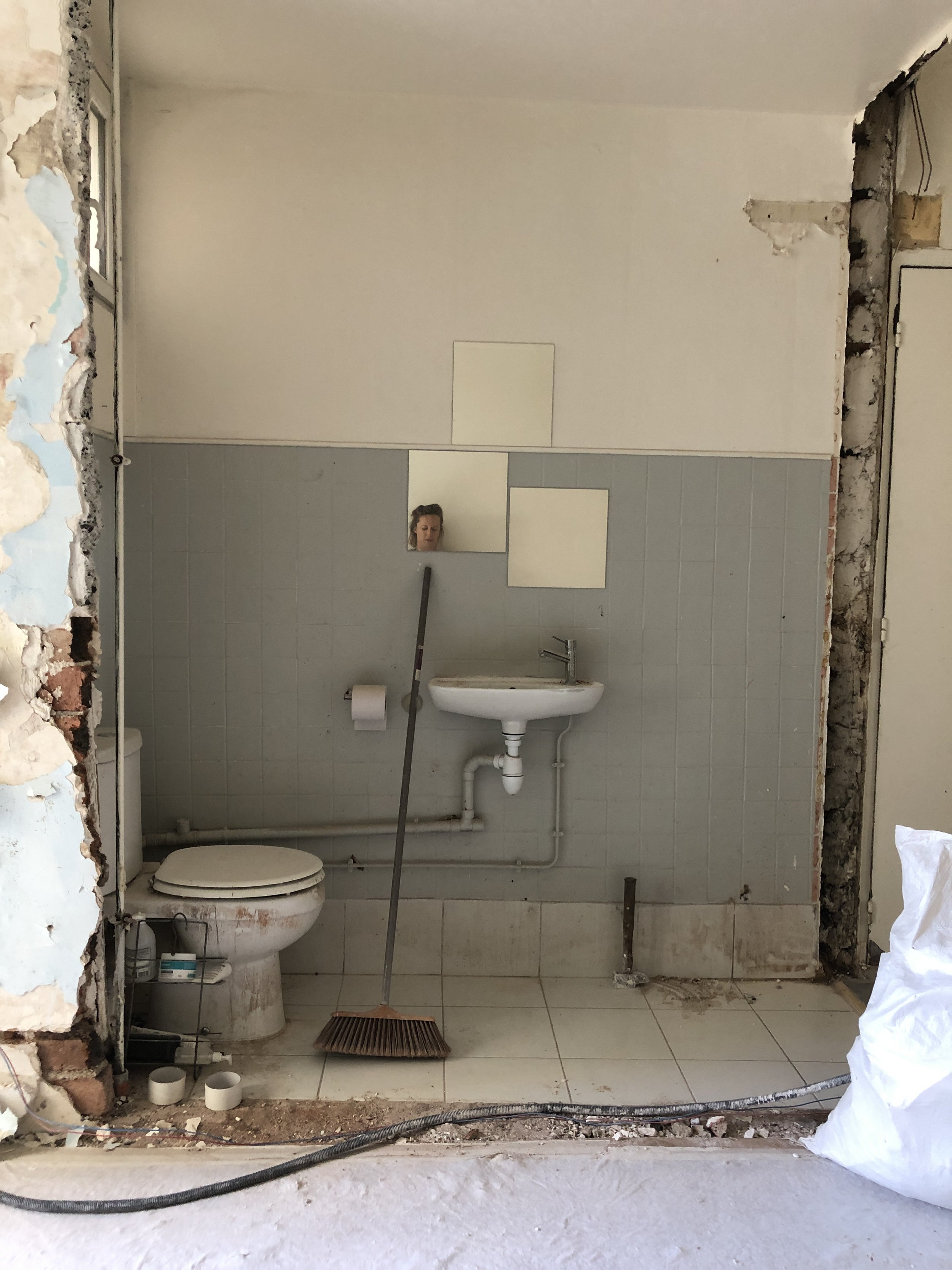 Avant travaux : l'ancienne salle de bains de l'appartement, avec son lavabo et son WC d'origine