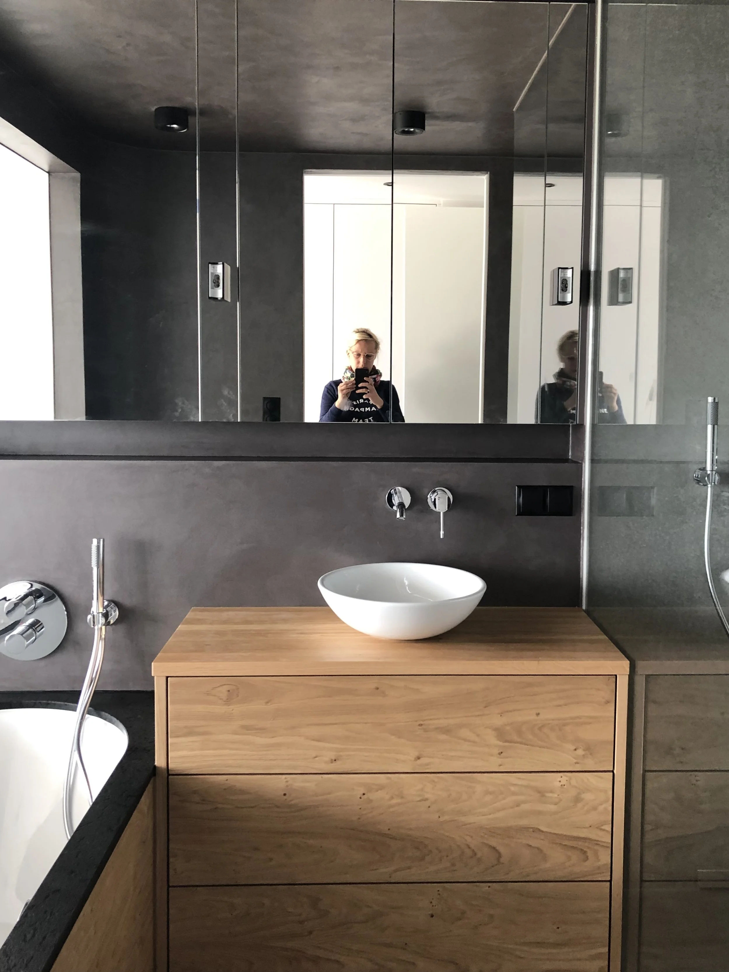 salle de bain gris avec meuble vasque sur mesure bois et miroir