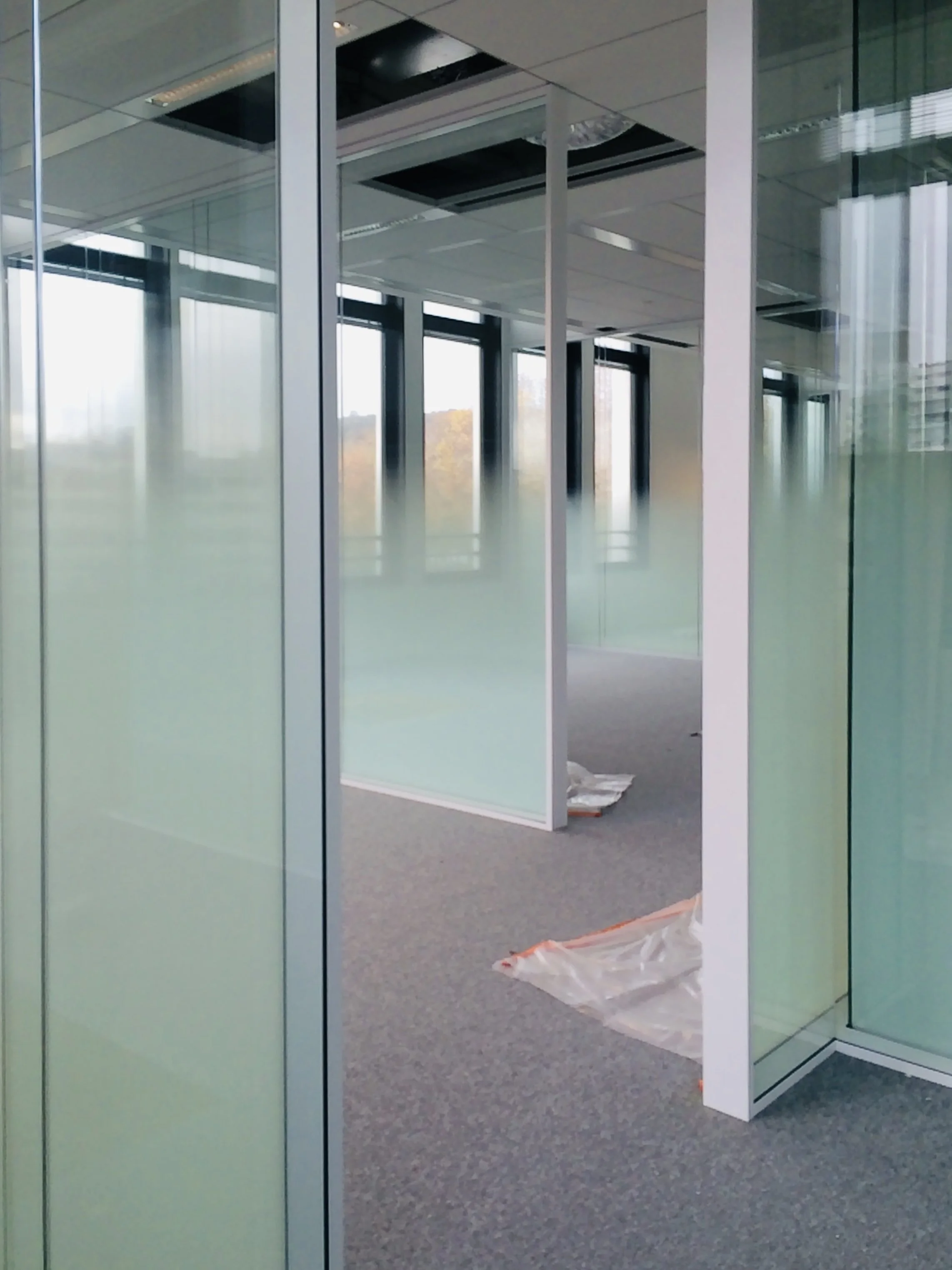 Plateau de bureaux en cours d'aménagement avec cloisons vitrées dépolies, chantier OCDE Boulogne