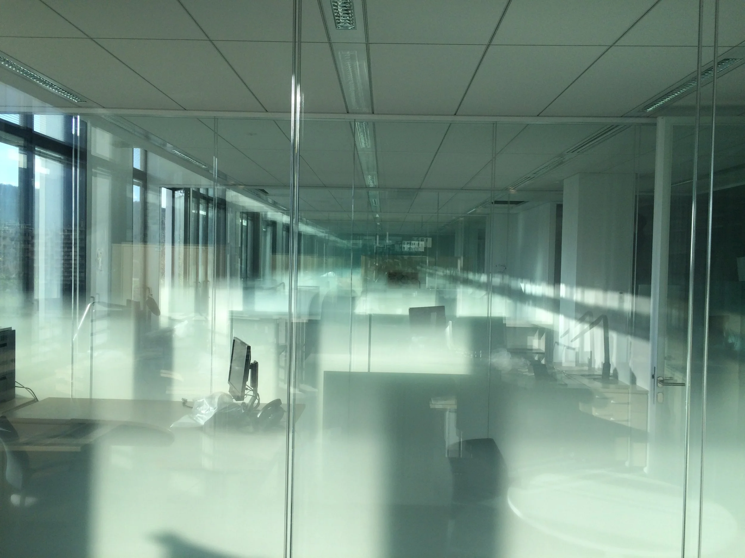 Plateau de bureaux vu à travers les cloisons vitrées à vitrophanie dégradée, siège OCDE Boulogne