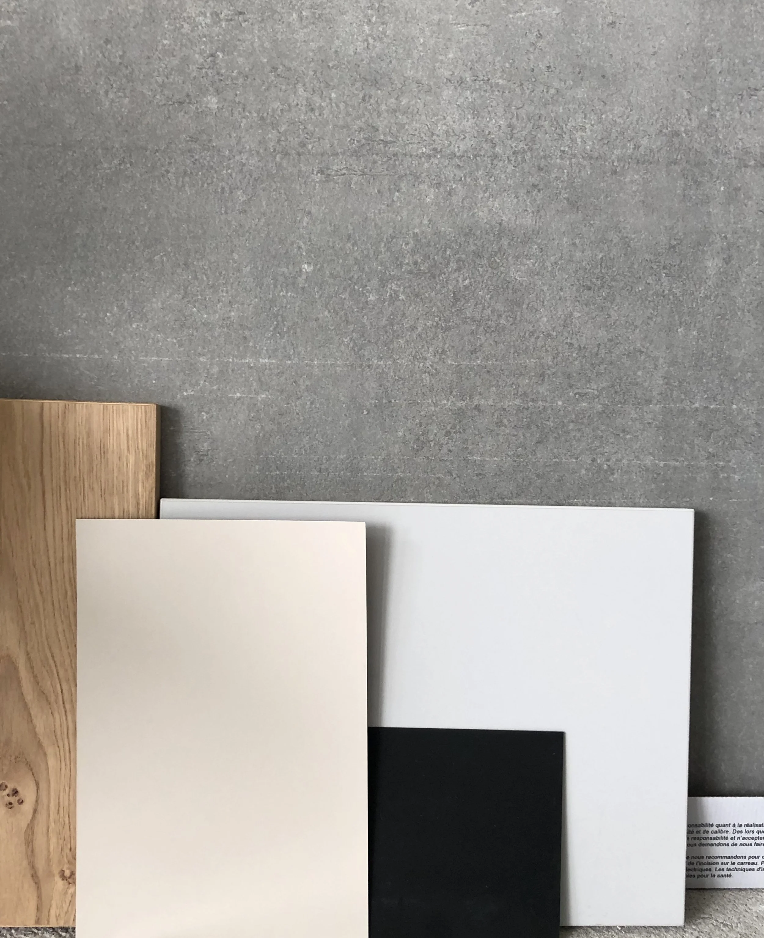 Sélection de matériaux du projet : carrelage gris grand format, chêne, laque blanche et noire