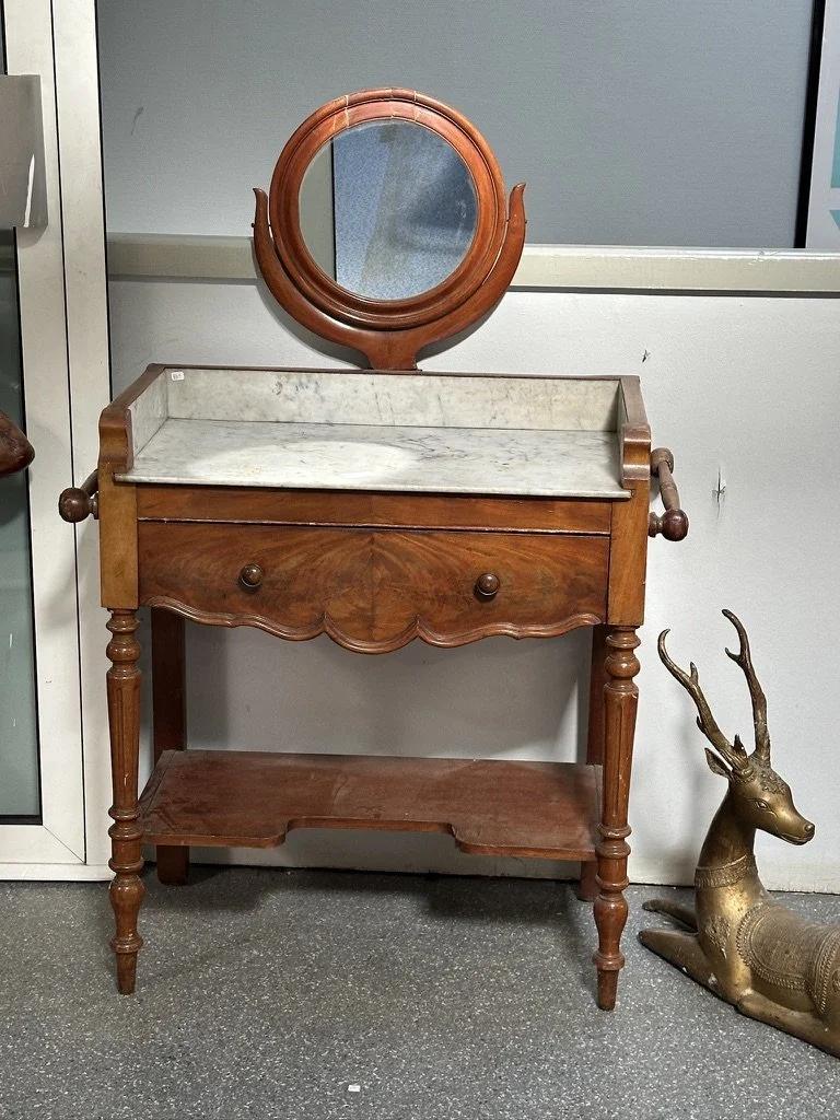 Table de toilette ancienne en acajou avec plateau de marbre et miroir, trouvée chez Demain en Mains à Montreuil