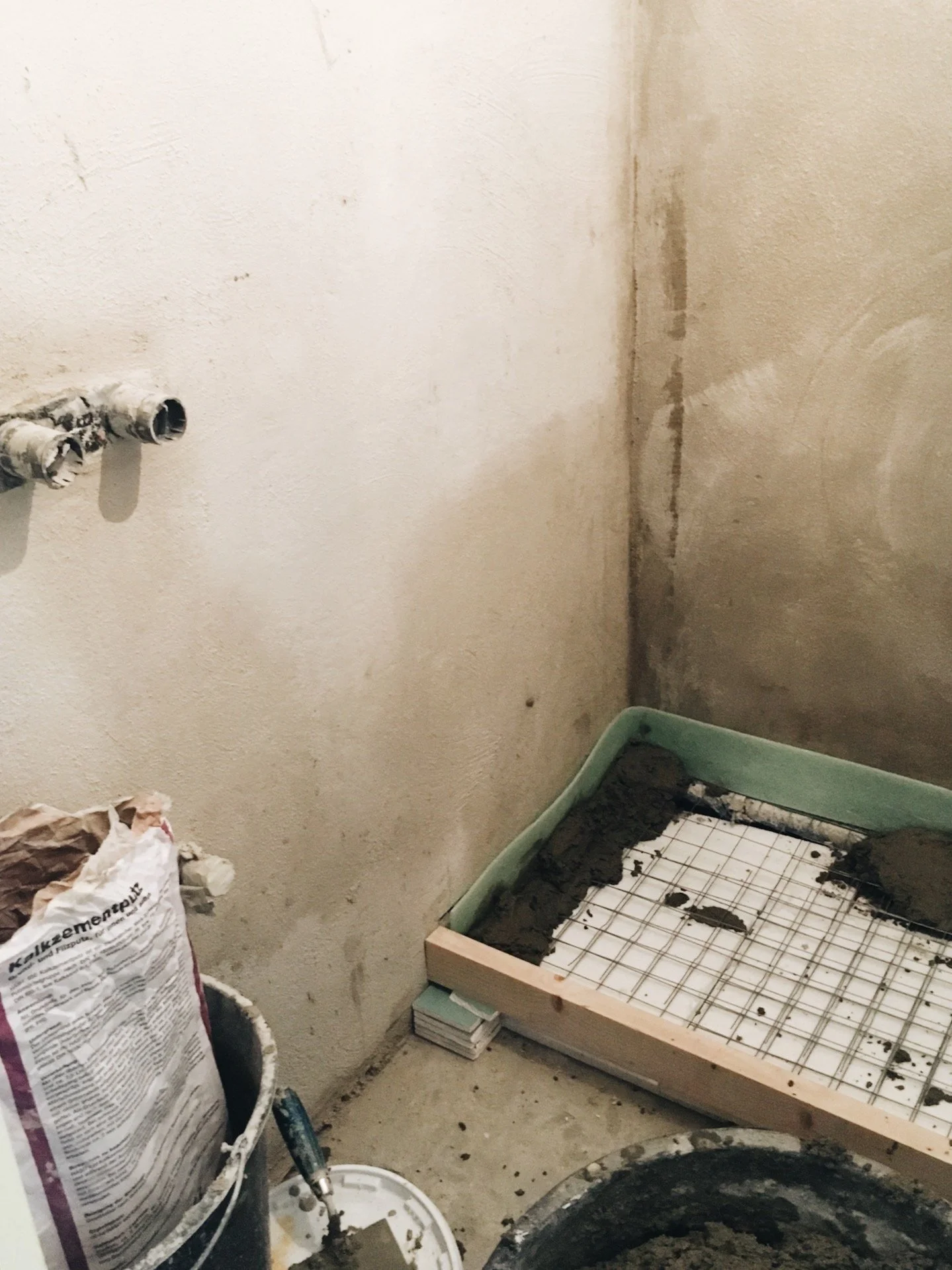 Chantier : dépose de l'ancienne douche et préparation du sol de la salle de bain