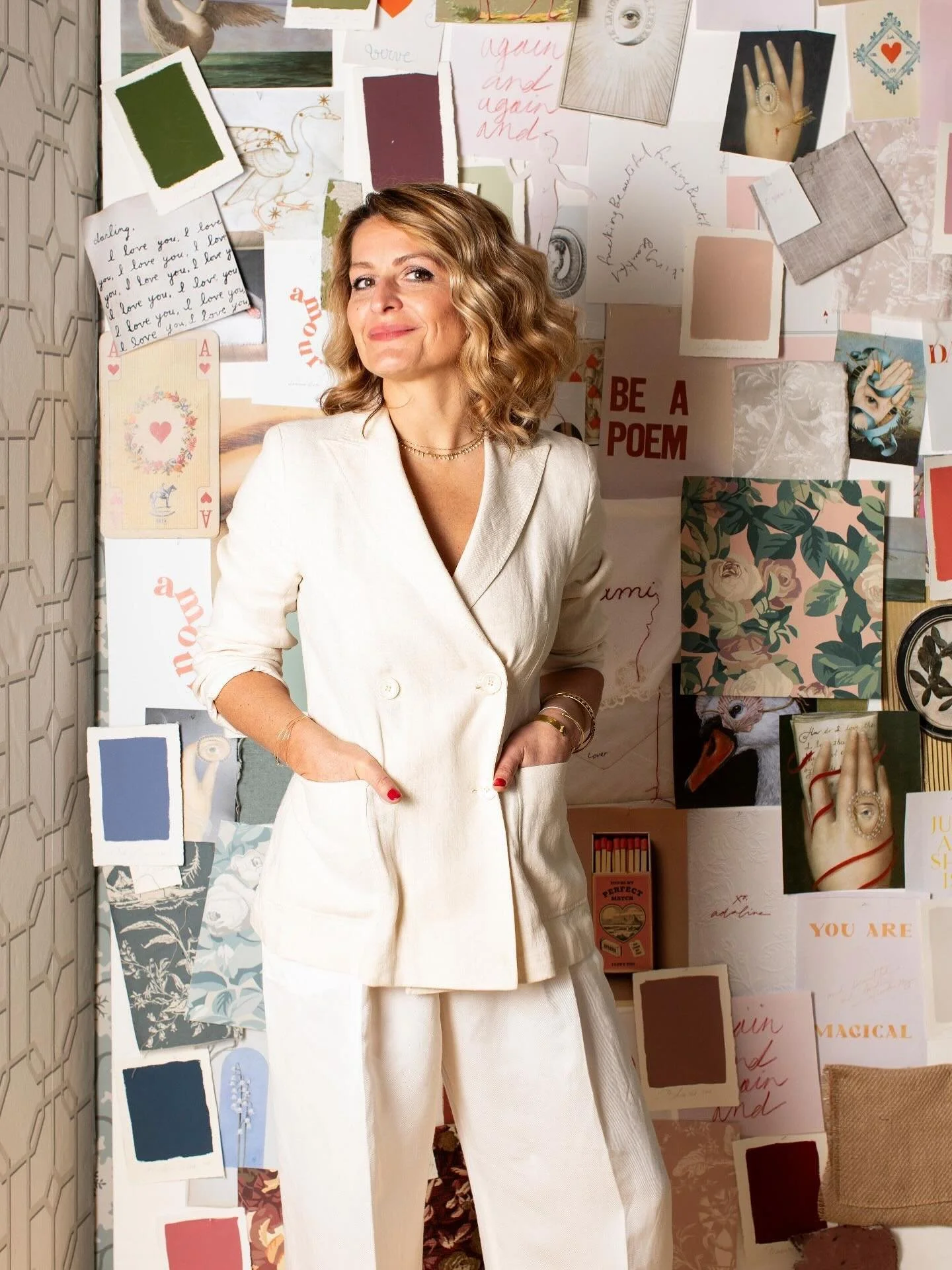 L&rsquo;amore non ha direzione: &egrave; un campo che muove le forme, inclina la luce, sfiora ci&ograve; che esiste.
&Egrave; una presenza invisibile che organizza lo spazio, una vibrazione che riconosci senza sapere perch&eacute;.
Quando si posa sul