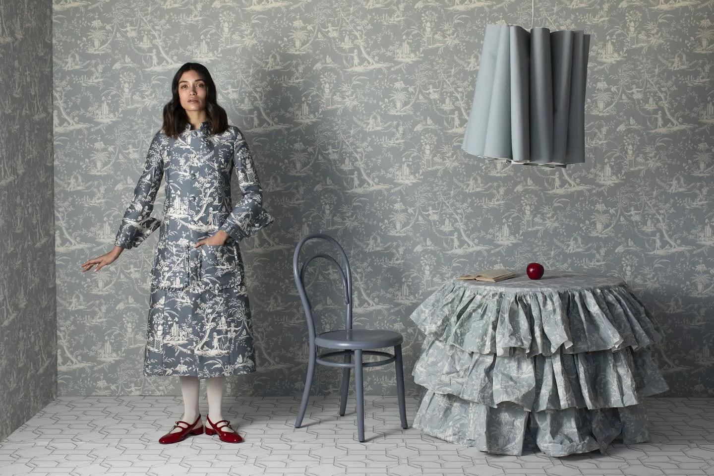 Resta sospesa.
Non per mancanza,
ma perch&eacute; l&rsquo;amore non obbedisce alla gravit&agrave;.
Nel Giardino d&rsquo;Estate affiora una verit&agrave; sottile e implacabile,
nessuno pu&ograve; amarti al posto tuo.

Stay suspended.
Not out of absenc