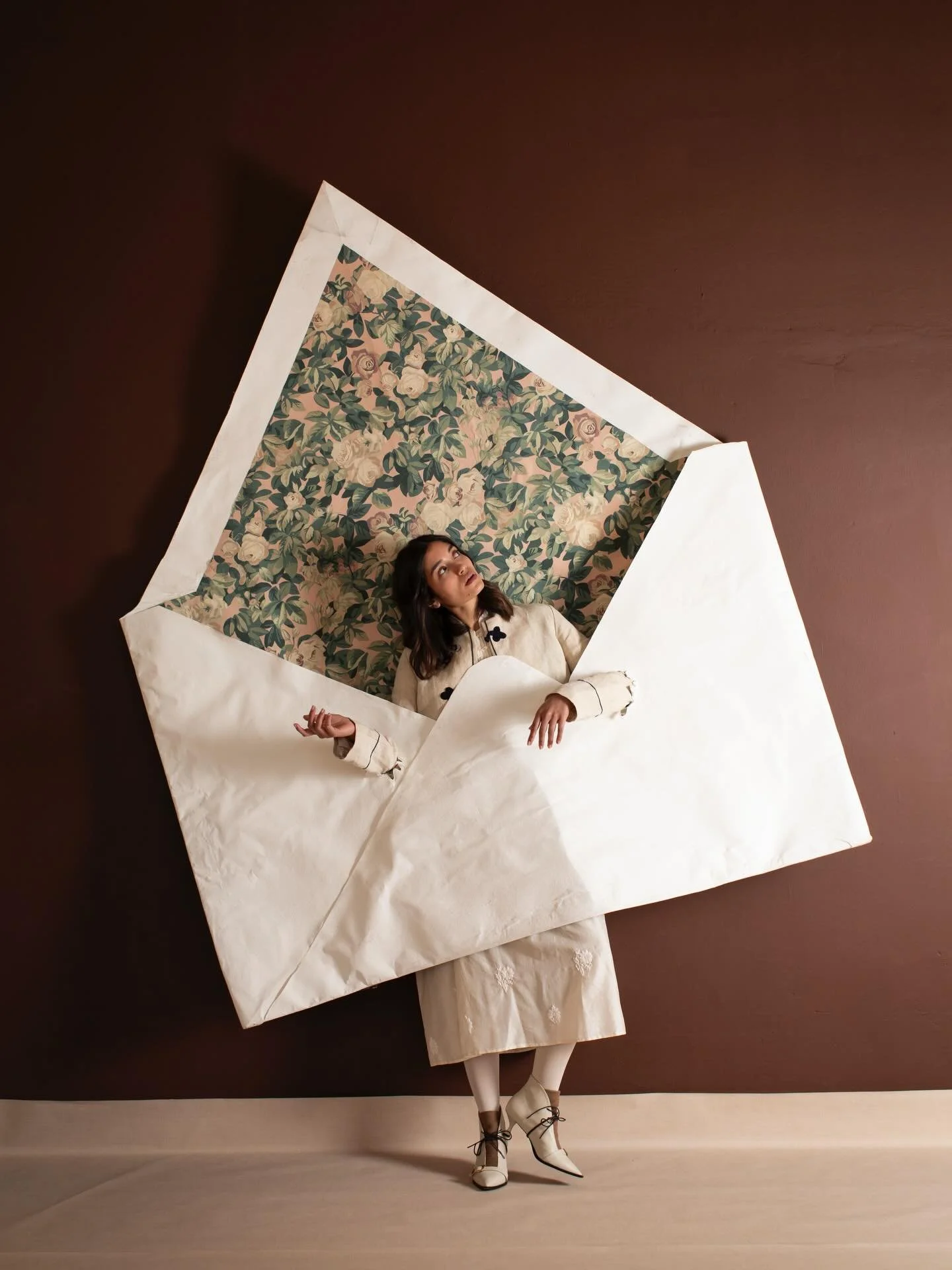 ROSETO  Inspired by the flowery rose garden of our country house, this wallpaper captures the timeless grace of its blooms.

Its roses, gently reinterpreted, carry on a beauty that continues, silent and precious. 

Ispirata al roseto fiorito della no