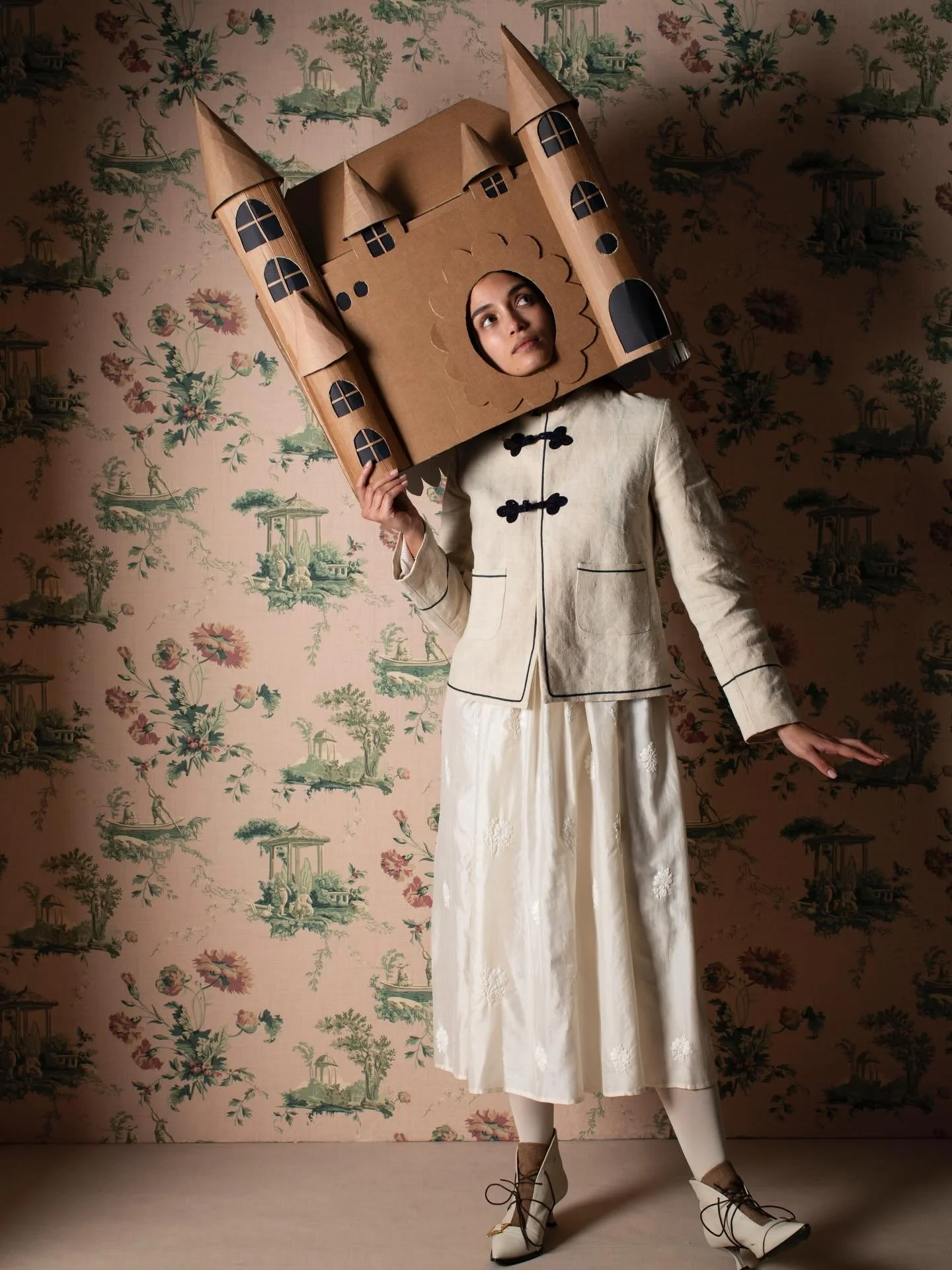 An embrace of dreams and love that fills the room, lighting up the small joys of everyday life. 

Un abbraccio tra sogni e amore che avvolge la stanza e accende la luce delle piccole gioie quotidiane.

Write us for more details info@darlingmindstudio