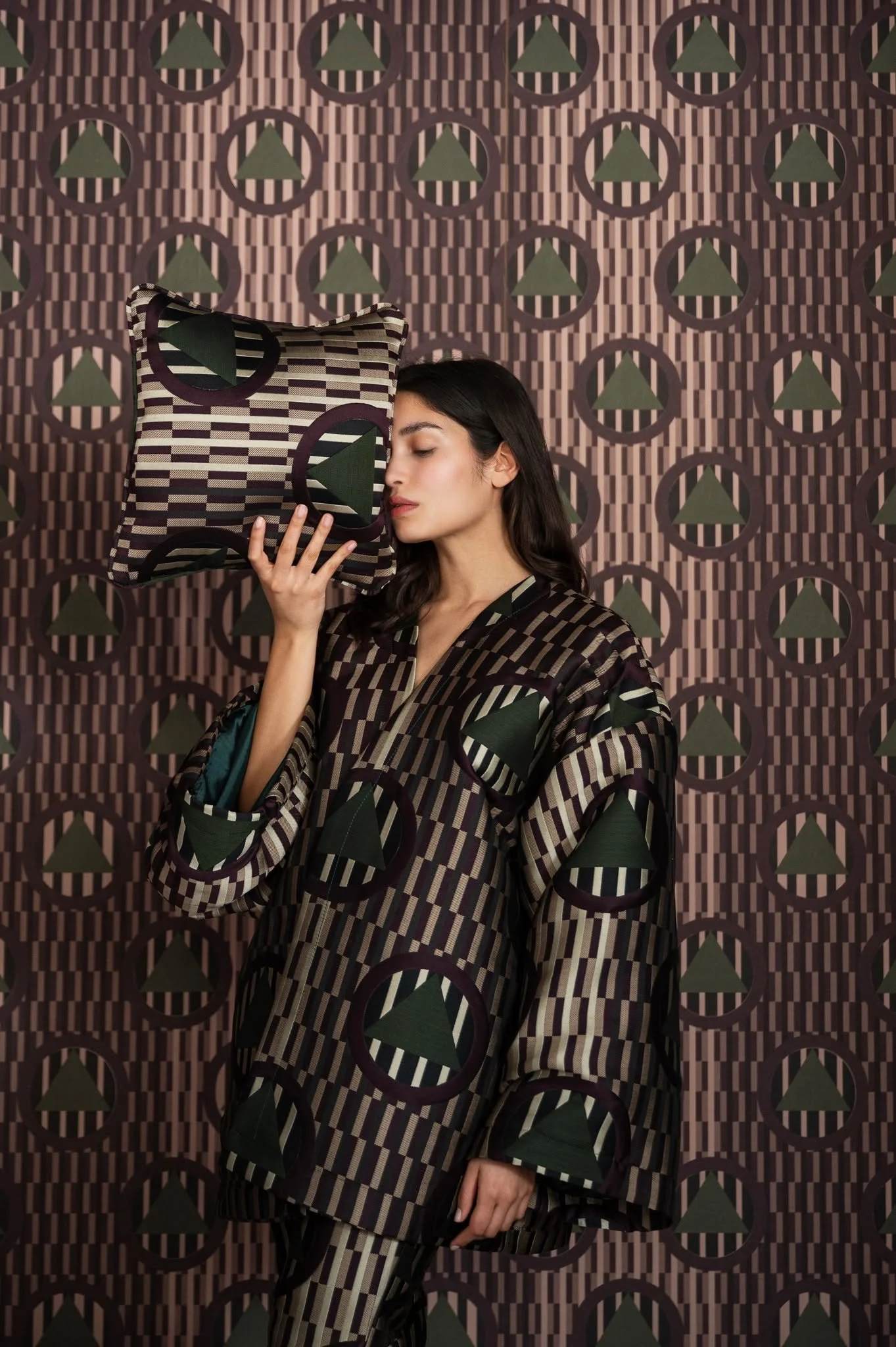 Pamplona is an exercise in restraint.
A composition born from the dialogue between order and intuition, where geometry becomes language and repetition turns into a conscious gesture.
It is a wallpaper that works through subtraction, allowing what tru