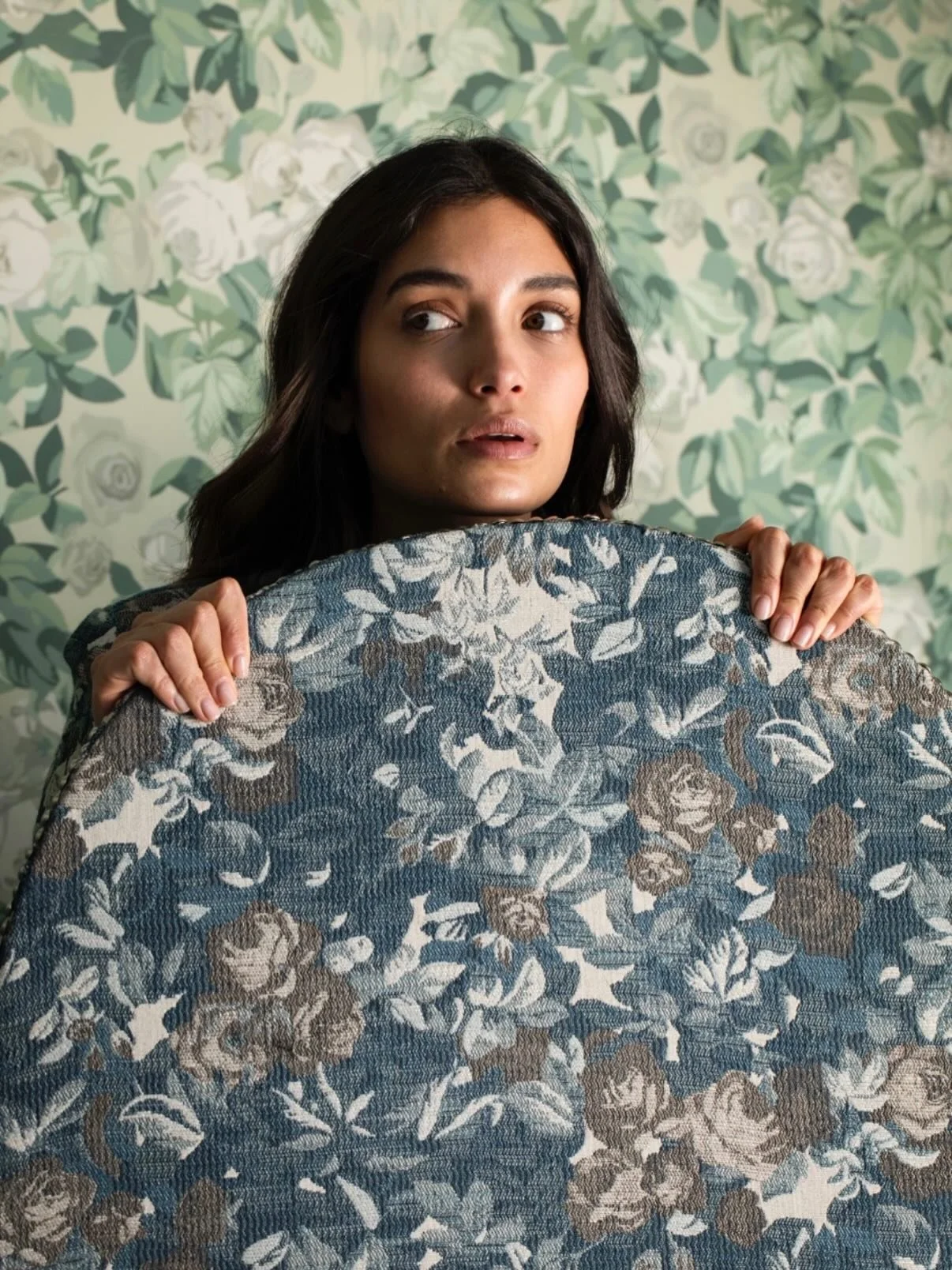 Roseto is a celebration of cultivated beauty and gentle abundance.
​​A garden in full bloom, where roses and foliage intertwine in a harmonious, rhythmic composition.
​​The design recalls historic botanical wallpapers, yet feels softened and contempo