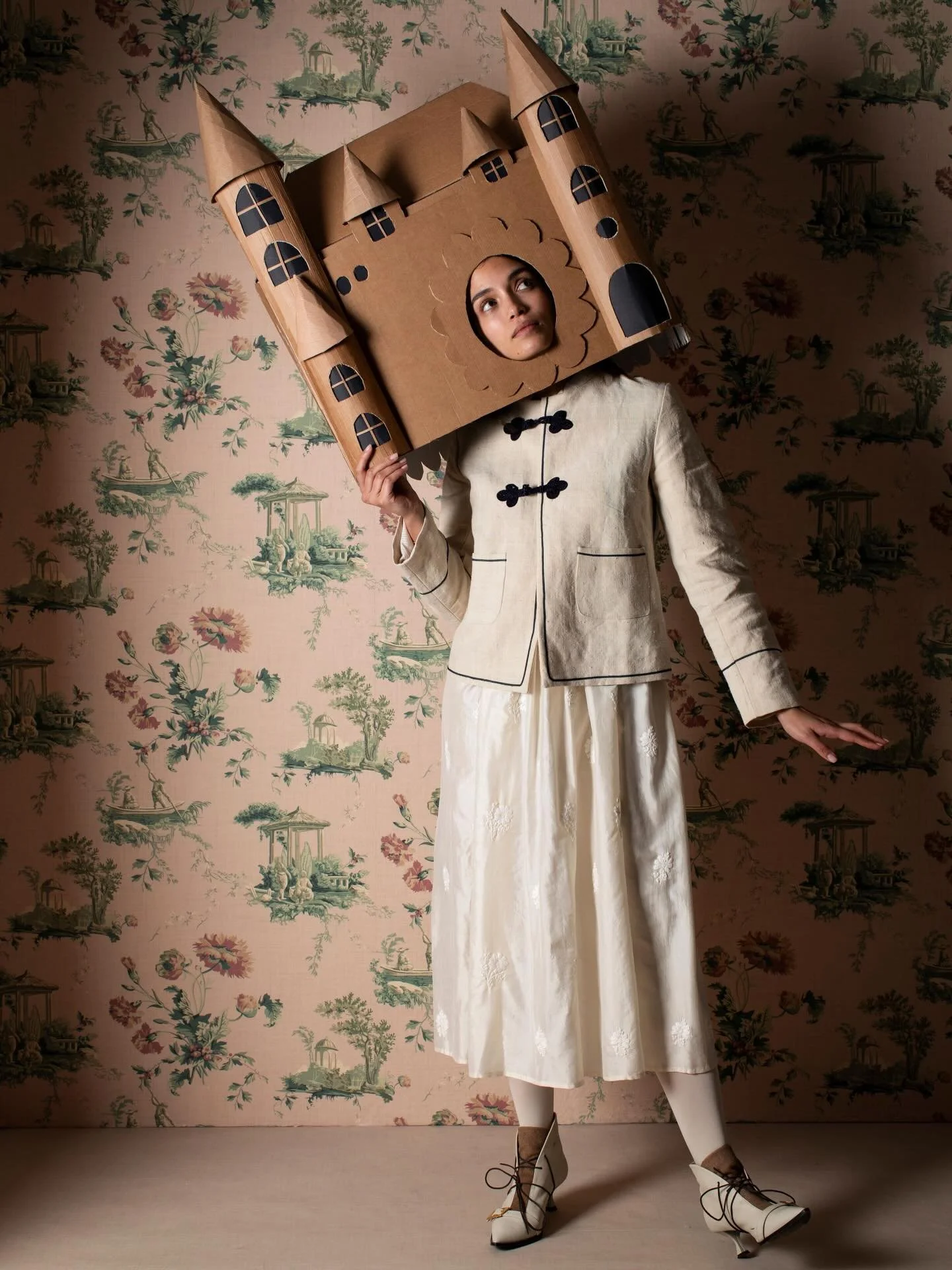 Sogni is a Toile de Jouy inspired pattern that evokes a dreamlike mood through delicate, whimsical scenes.
Sogni, from Amami collection. 
Photo @rominarezza 
Costume design @nascounico 
Model @senhoradonaalina