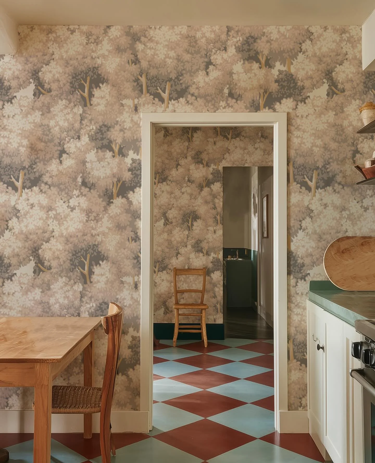 Oak Tree 
A wallpaper that fits everywhere: from minimal to classic, from kitchen to living spaces.
Natural textures, warm tones, and an enveloping feel that enhances any room, big or small. #darlingmindstudio