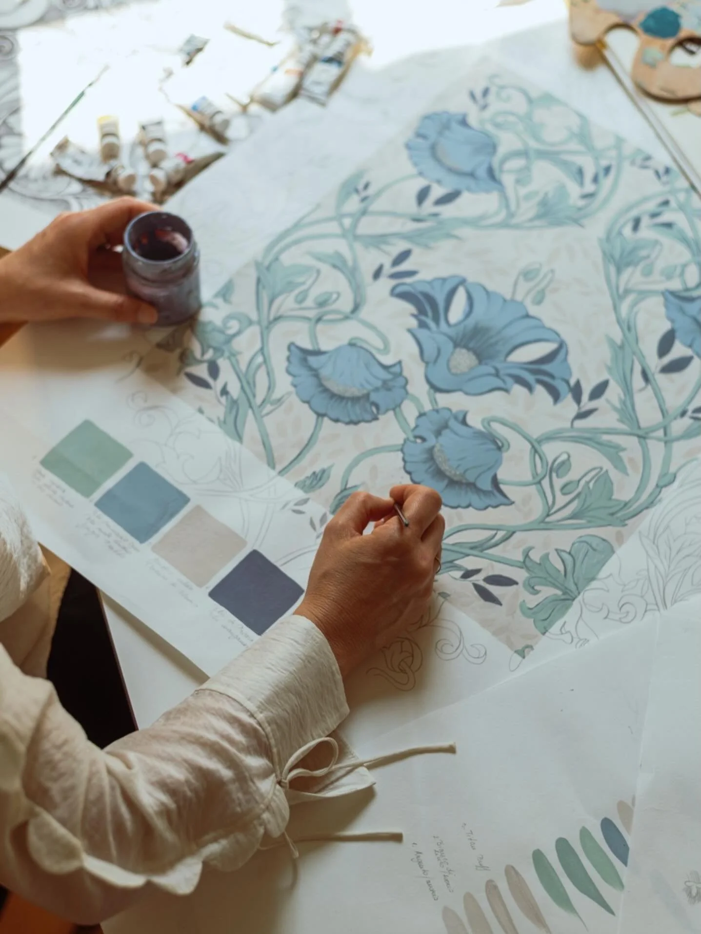 A movement of the hand.
A rhythm searching for balance.
In surface pattern design, everything starts here: from an initial trace that already carries an intention.
A mark is never neutral.
It has direction, density, a voice.
It is the first moment in