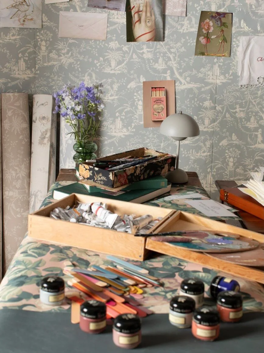 There are moments when everything begins in silence. A table, paper, color. No urgency. Only listening.
The studio is not just a physical place. It is a mental space, where images slowly take shape.
Here, the pattern is not yet defined. It is intuiti