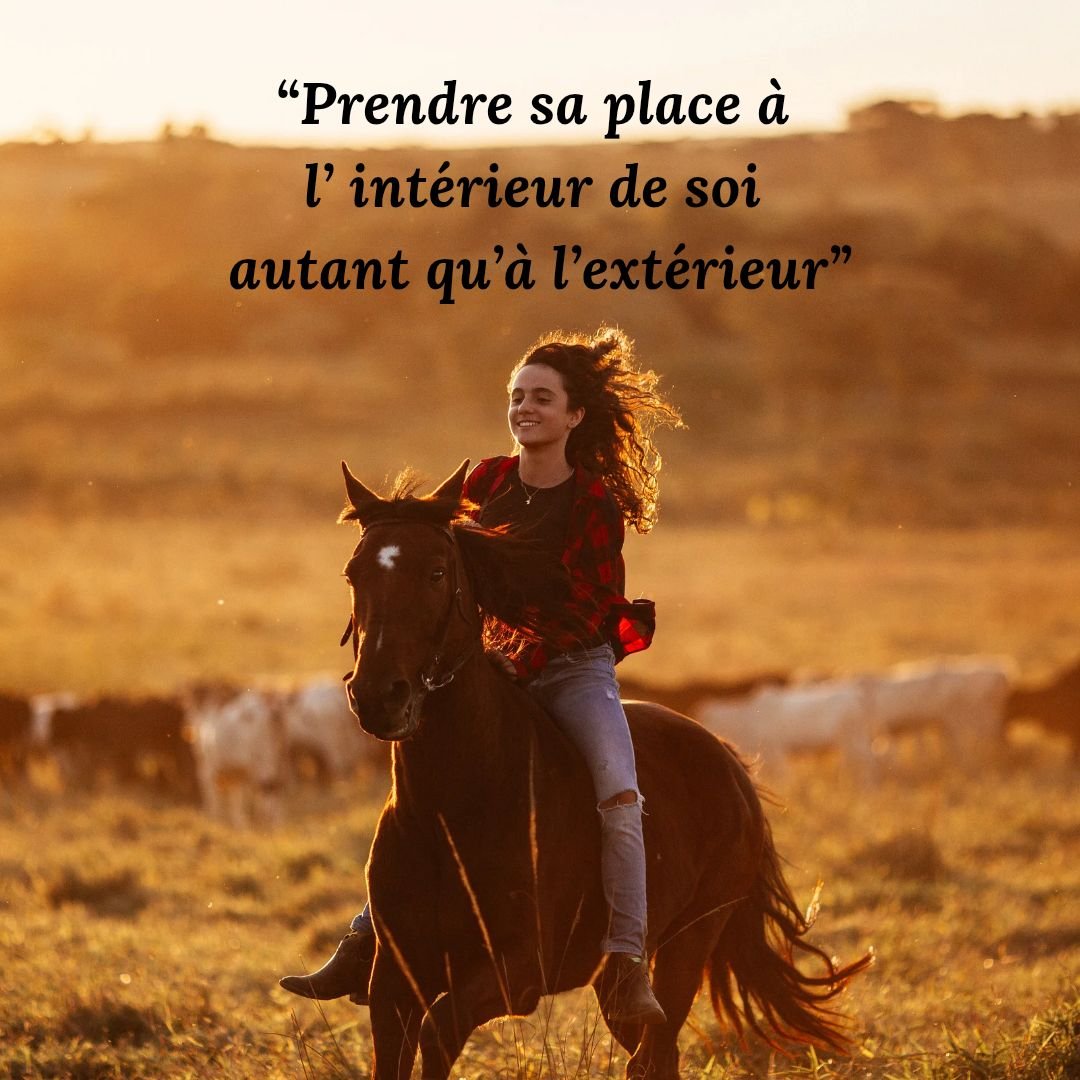 ✨ Prendre sa place&hellip; &agrave; l&rsquo;int&eacute;rieur de soi autant qu&rsquo;&agrave; l&rsquo;ext&eacute;rieur.

Dans le monde &eacute;questre, on parle souvent de posture, d&rsquo;&eacute;quilibre, de position des mains ou des jambes. 
Mais c