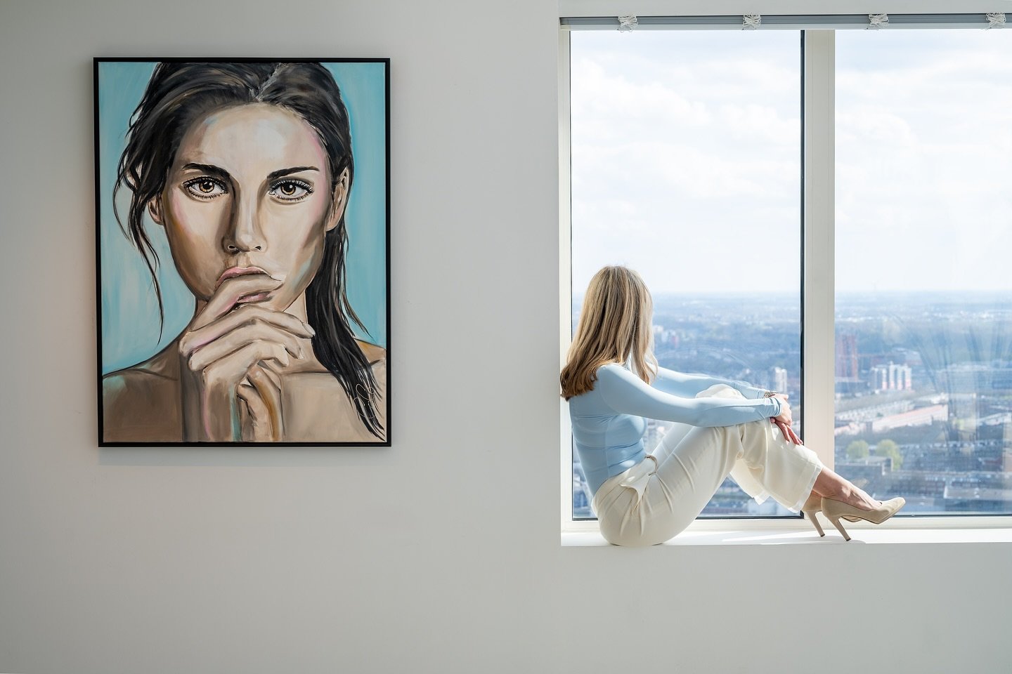 Top views: showcasing Evangeline&rsquo;s artwork in the penthouse, as I reflect on the endless possibilities ahead while taking in the cityscape view from the top floor.

#penthouse #viewsfordays #interiordesign #luxuryhomes #artforyourhome #rotterda