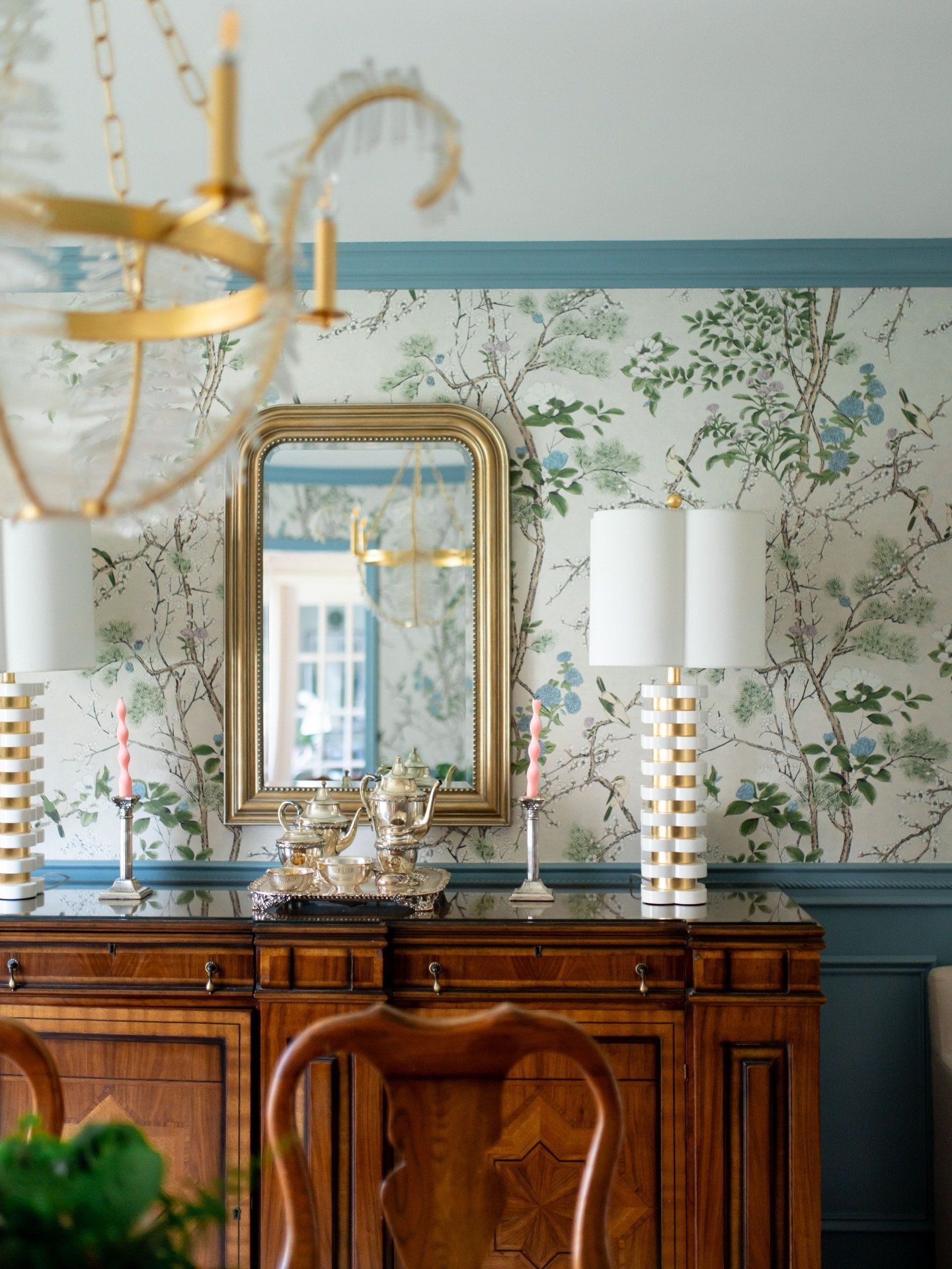 February may not be over quite yet, but we&rsquo;re already thinking about spring entertaining 🌷⁠
⁠
This @hattinkhomesinteriors dining room has us dreaming of March soir&eacute;es, fresh florals and long evenings around the table.

📷: @marilynmorga