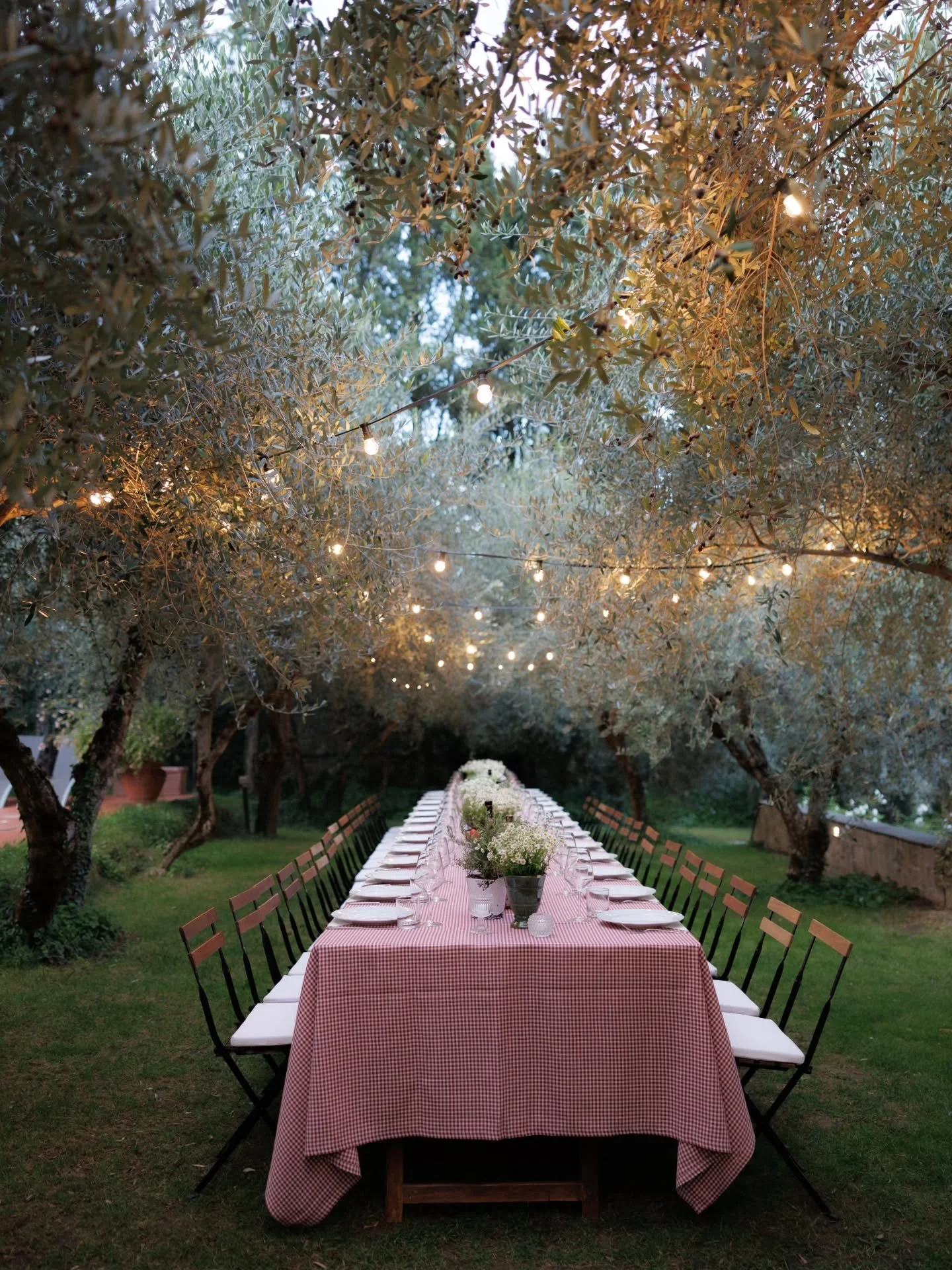 This welcome night vibe at @villamerlonero.florence is taking me to dreamland! 

Thanks to the talented @elisarinaldiphoto for capturing these lovely shots for @phambrittany and @dylanvnguyen 

Of course without the collaboration of @g.s_service and 