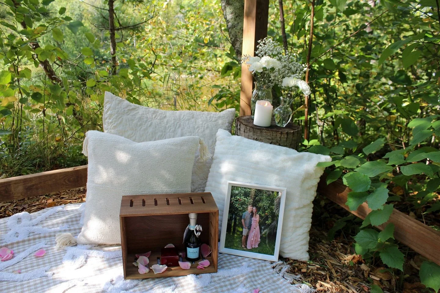 A love story in the Northwoods🌲 A few weeks ago, The BirchBox Container was the backdrop for the sweetest &ldquo;yes&rdquo; &mdash; and it couldn&rsquo;t have been more magical. 💍 From engagements to anniversaries, mini moons, baby moons, birthdays