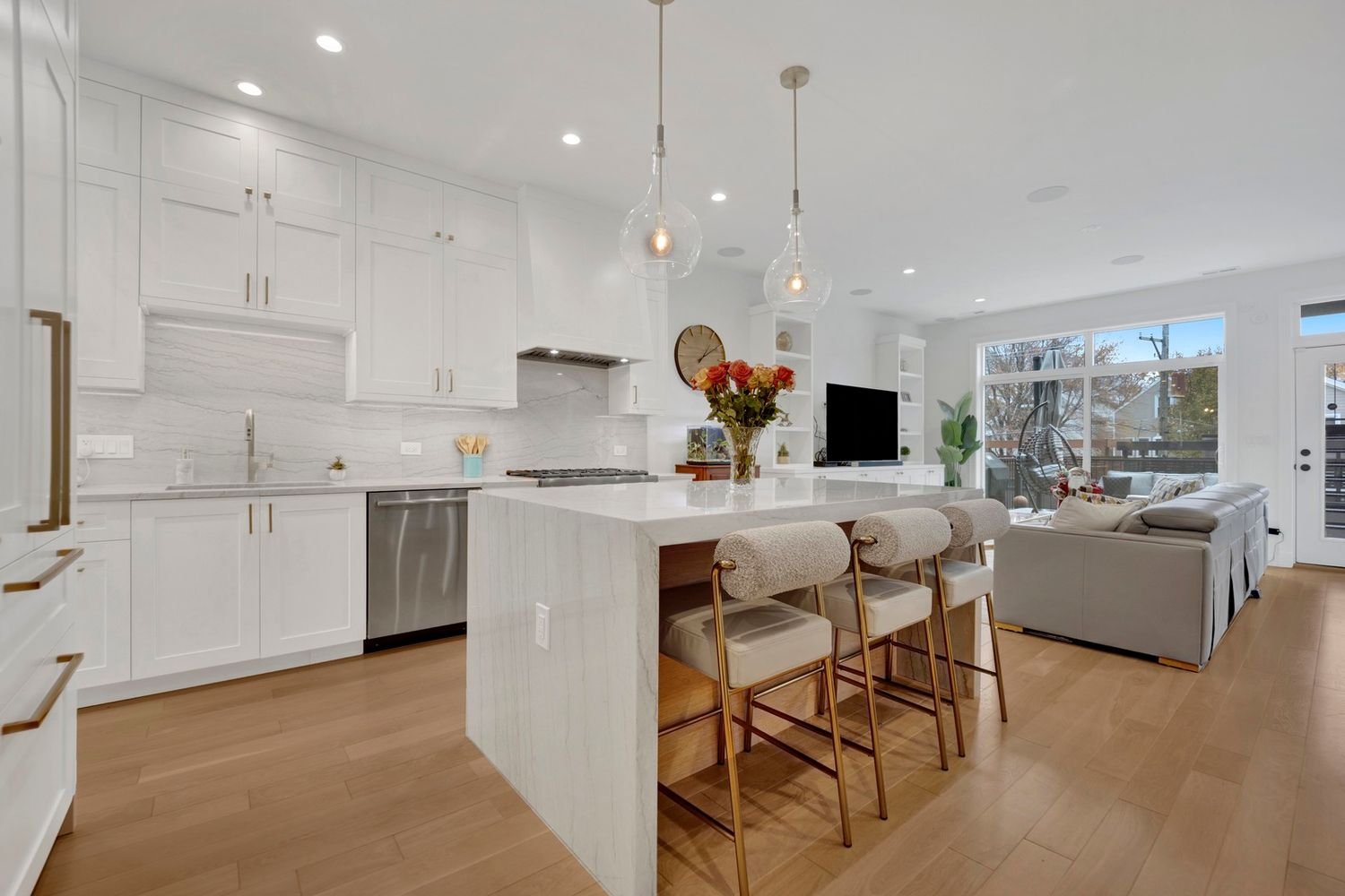 1533 W Barry Ave, #2