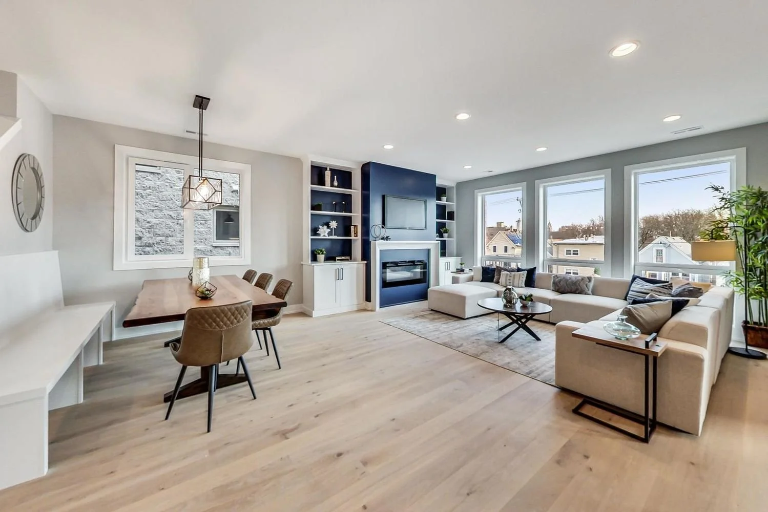 2437 W Foster Ave, #202