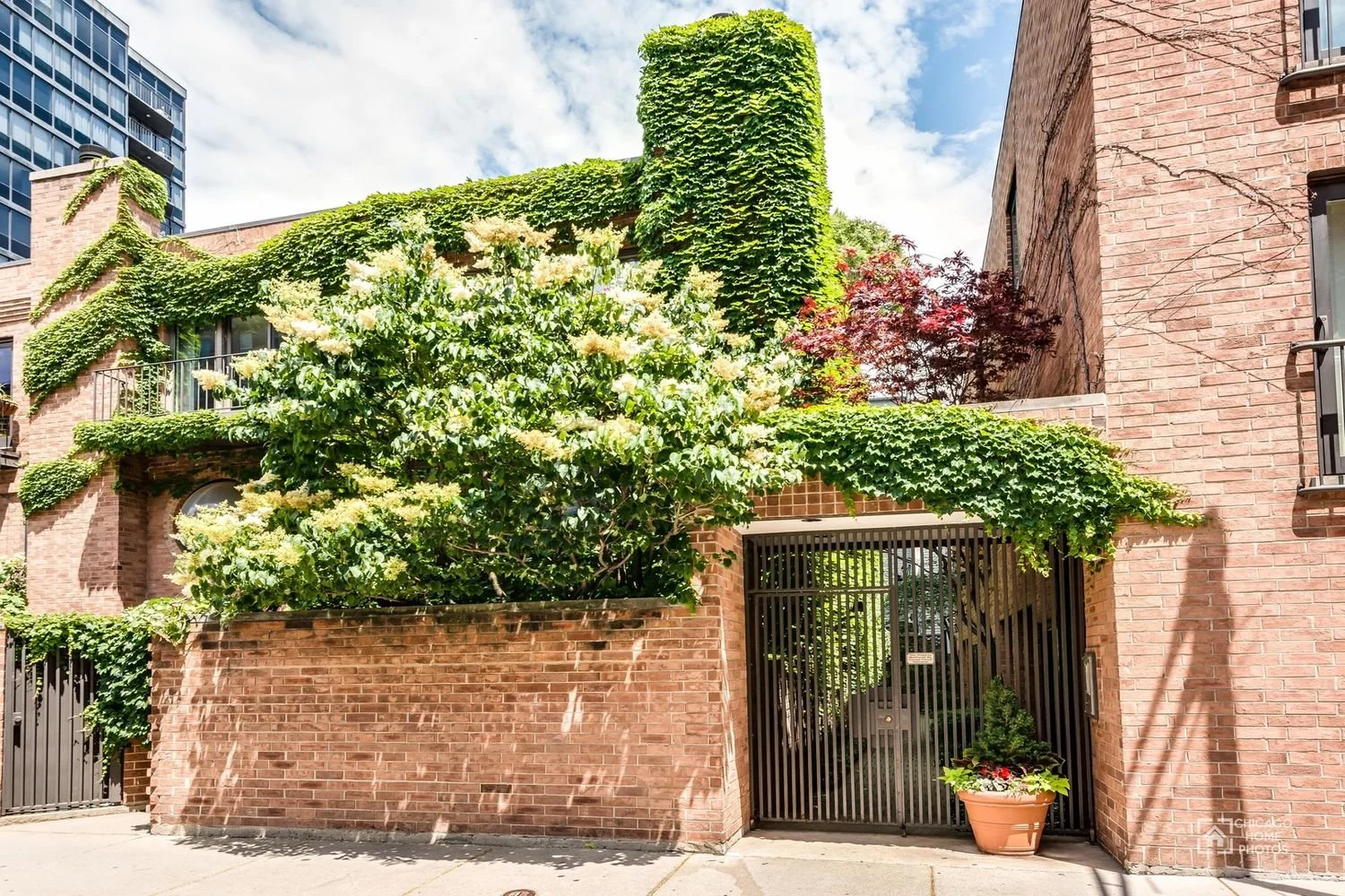 1300 N LaSalle Dr, Unit F