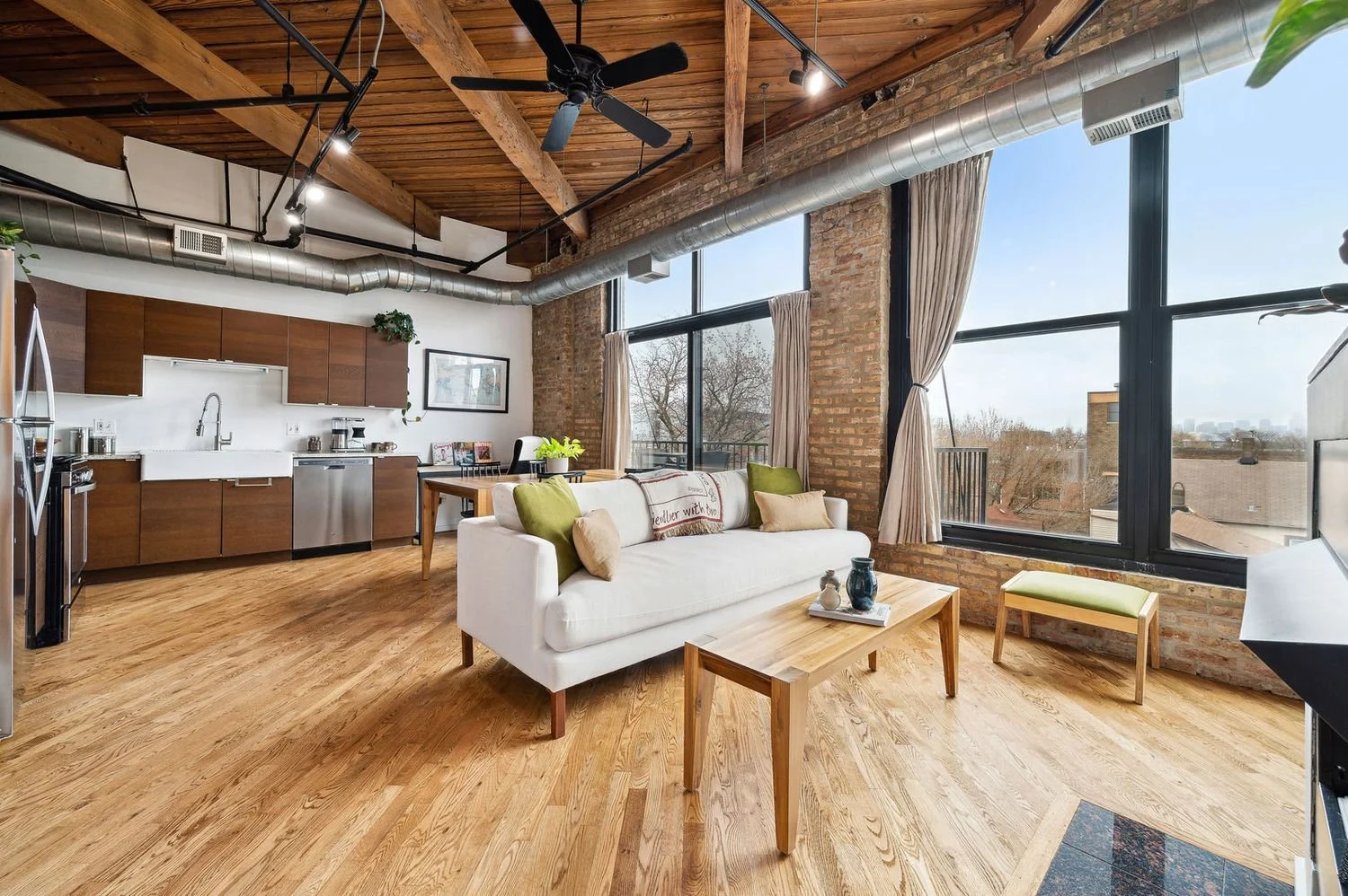 2161 N California Ave, Unit 302