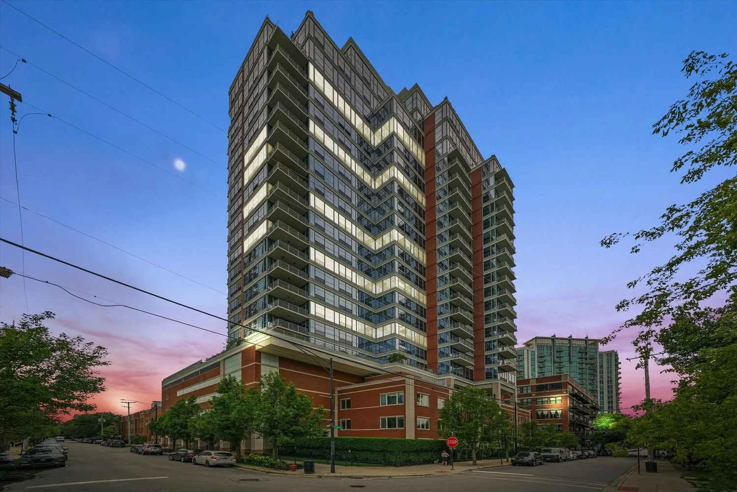 1600 S Prairie Ave, Unit 605