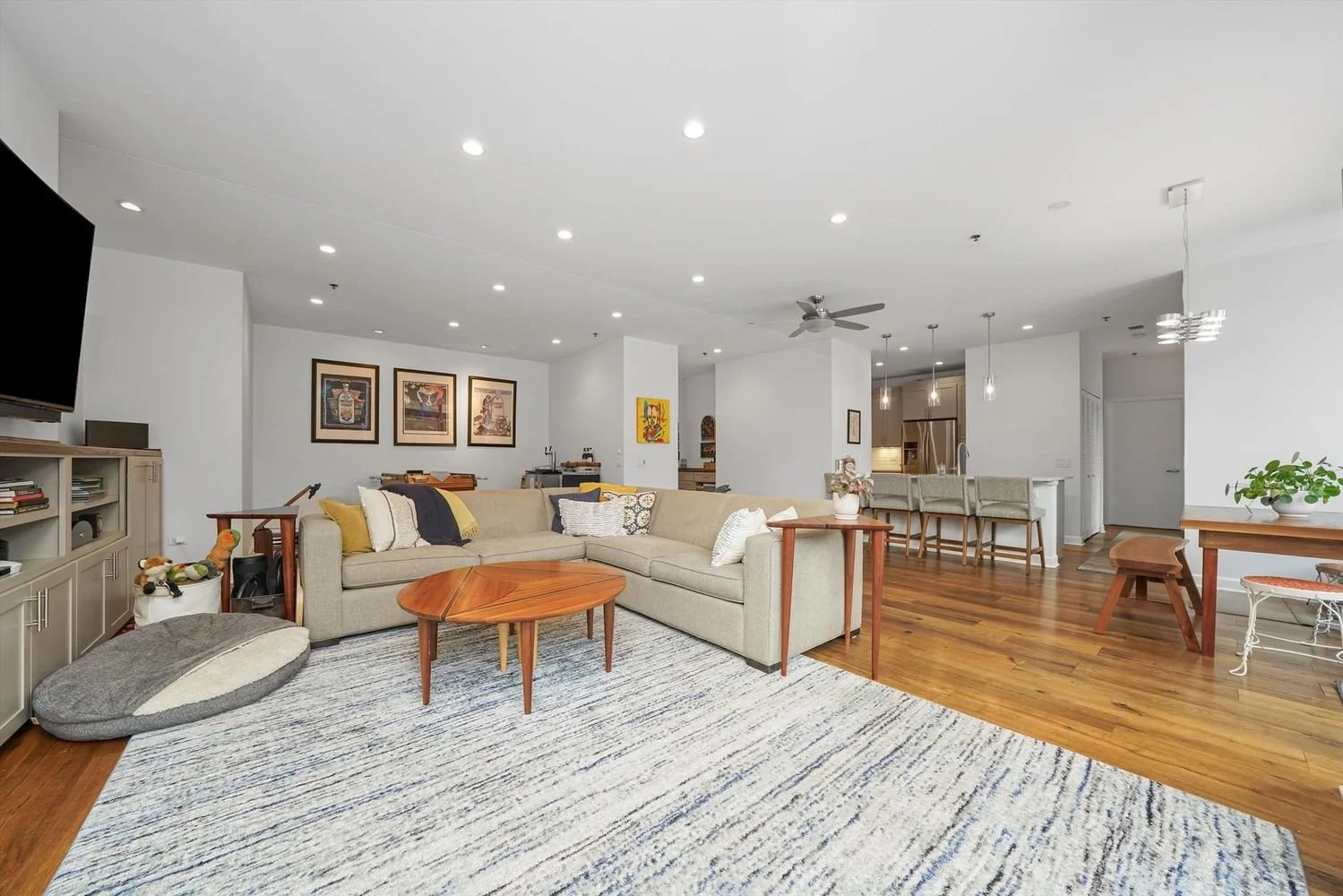 1600 S Prairie Ave, Unit 605