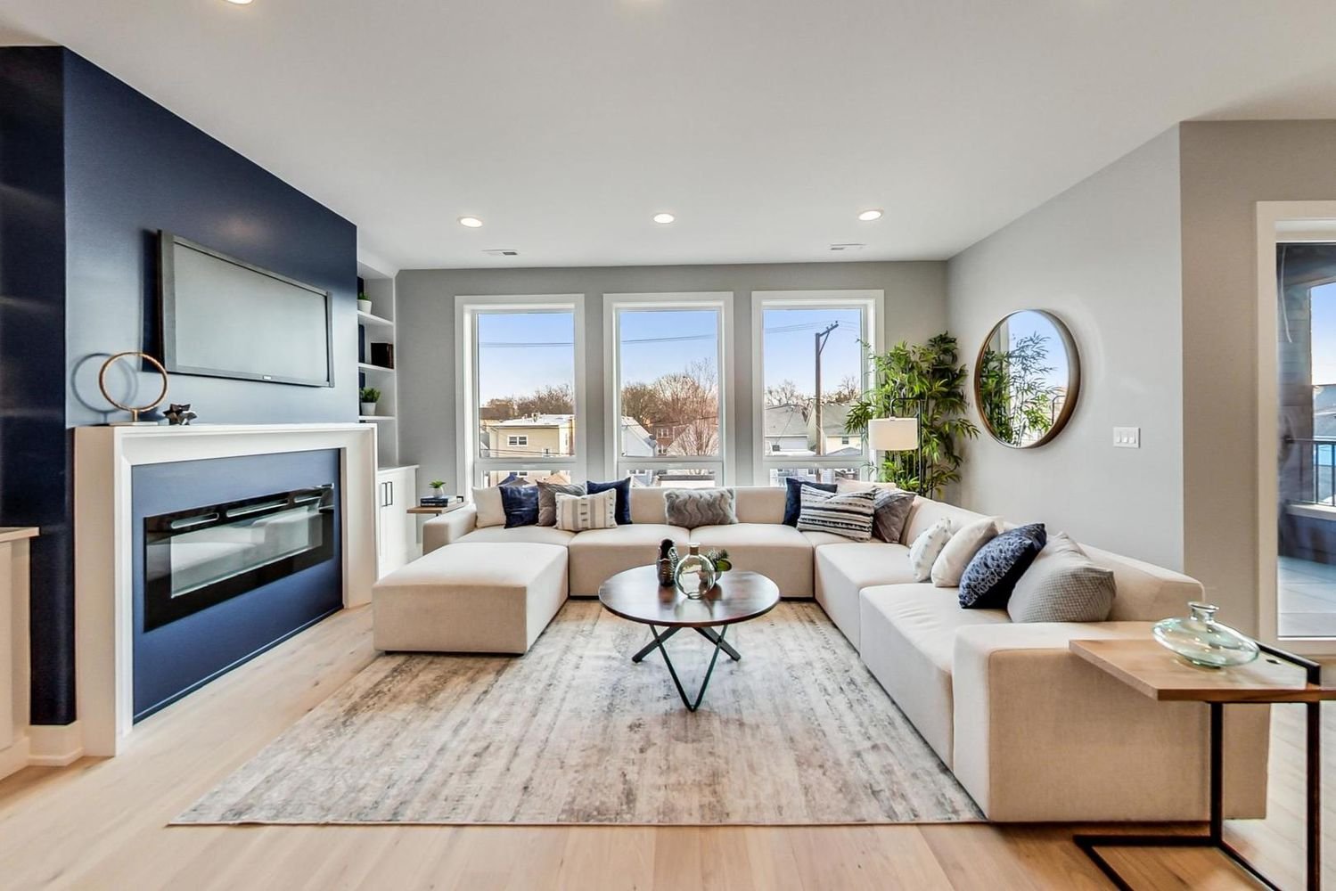 2437 W Foster Ave, Unit 202