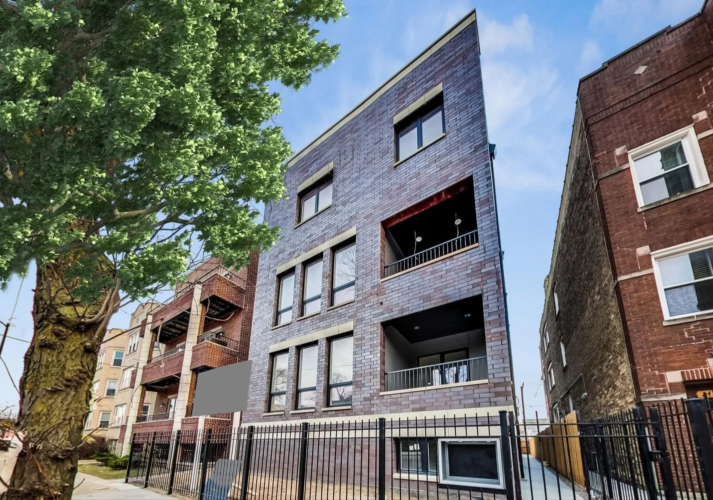 2437 W Foster Ave, Unit 202