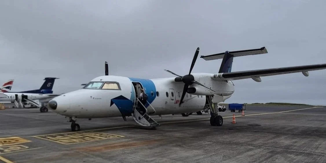 Pequeno avião da SATA Air Lines branco com detalhes em azul e duas hélices