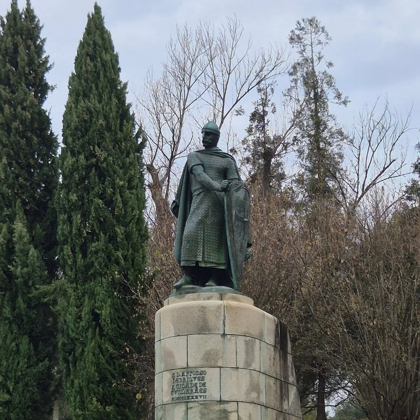 Afonso Henriques foi o primeiro rei de Portugal e sua est&aacute;tua est&aacute; em Guimar&atilde;es, a cidade ber&ccedil;o de Portugal.

Recentemente um fato aconteceu: Afonso Henriques teve sua espada roubada!!!! Ainda n&atilde;o sabemos quem foi o