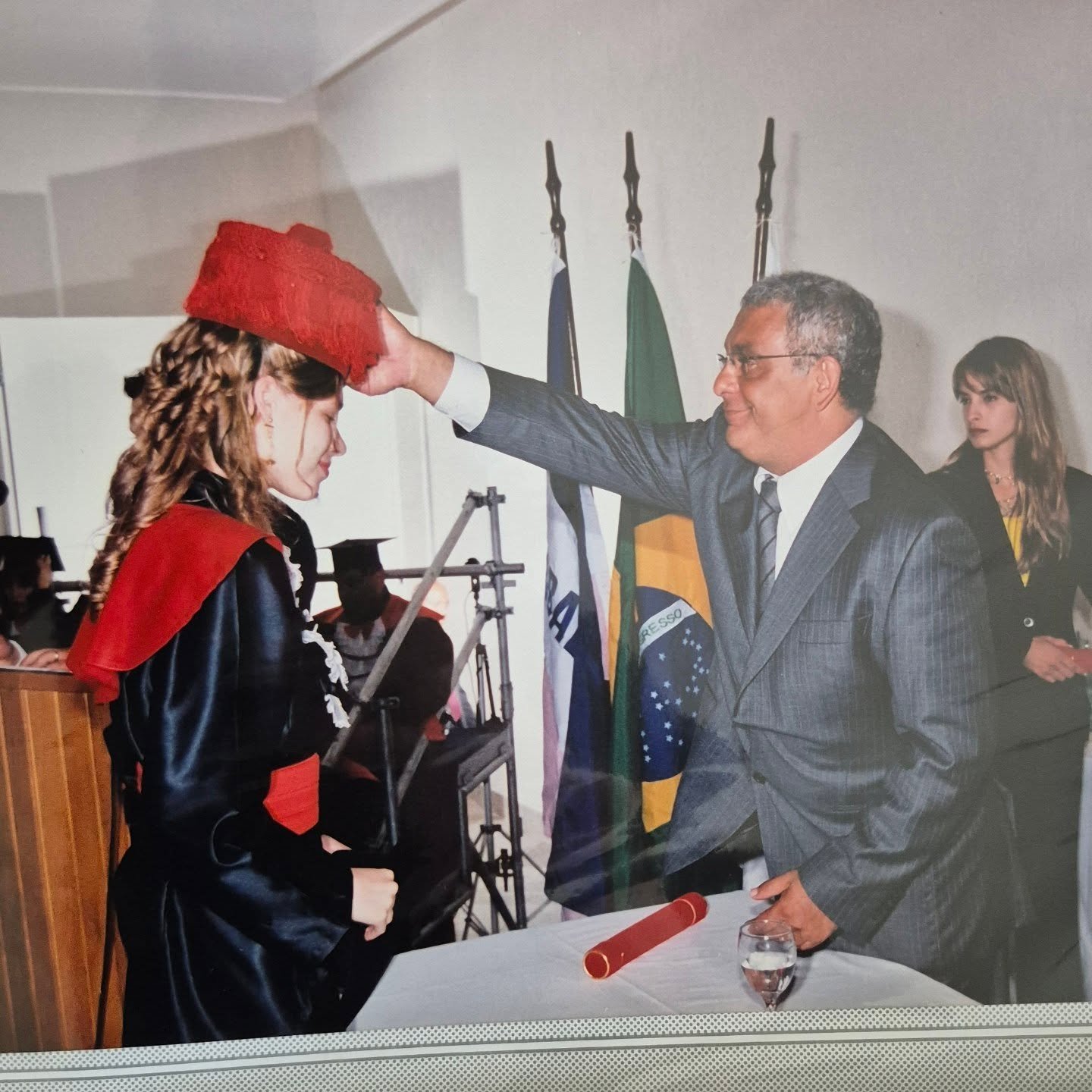 22 anos separam o dia das fotos deste momento!

H&aacute; 22 anos eu colava grau na Faculdade de Direito de Vit&oacute;ria (ES). O Alexandre tinha pouco mais de 2 meses, eu tinha 1 ano de casada, muitos sonhos para a &aacute;rea do Direito (concurso 