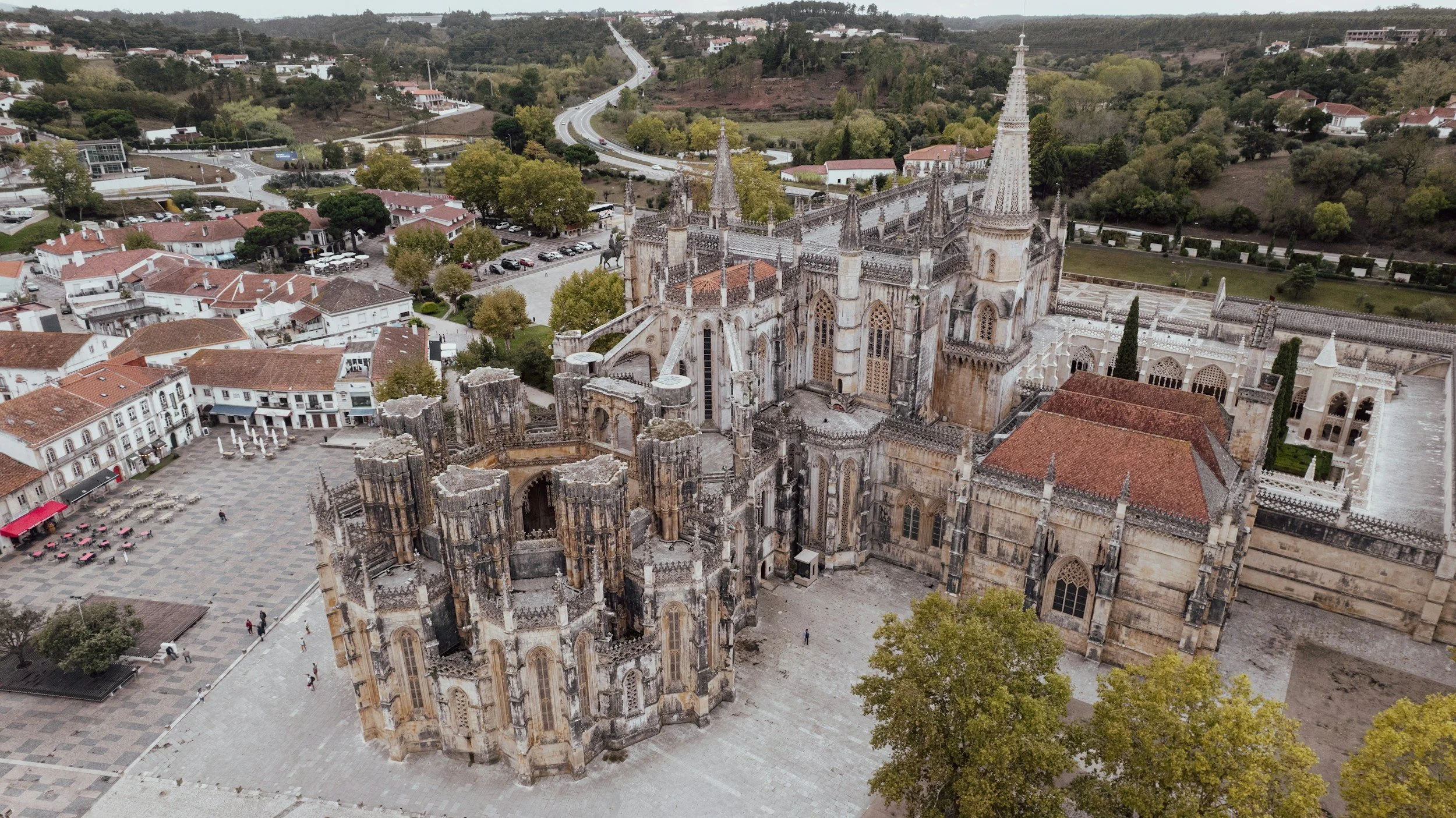 Mosteiro da Batalha visto de cima com panorama de todo o munumento patrimônio da humanidade