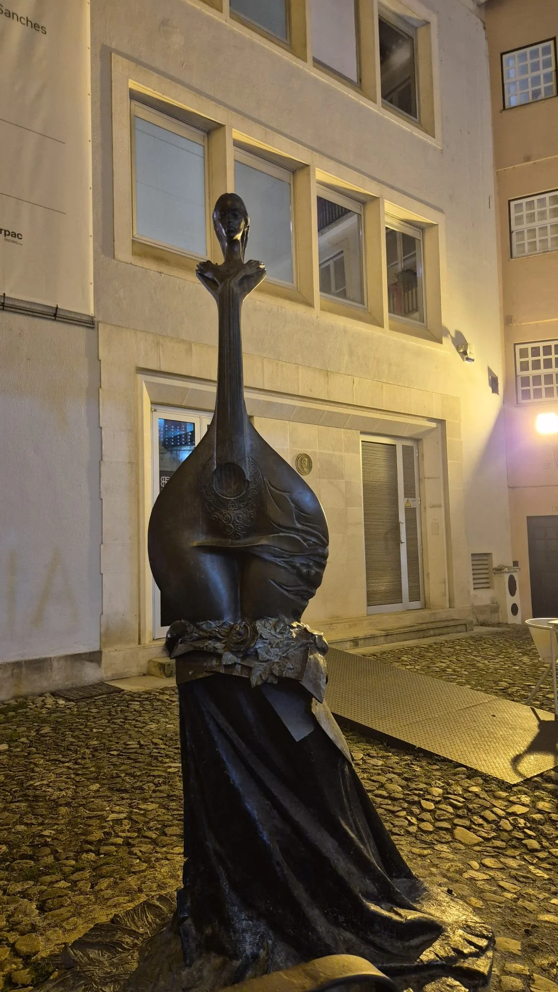 Coimbra - escultura guitarra portuguesa.jpeg