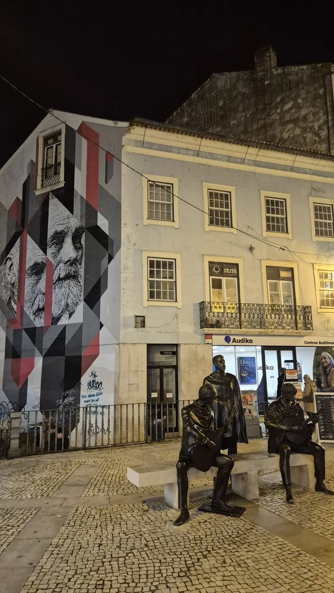 Coimbra - escultura Fado.jpeg