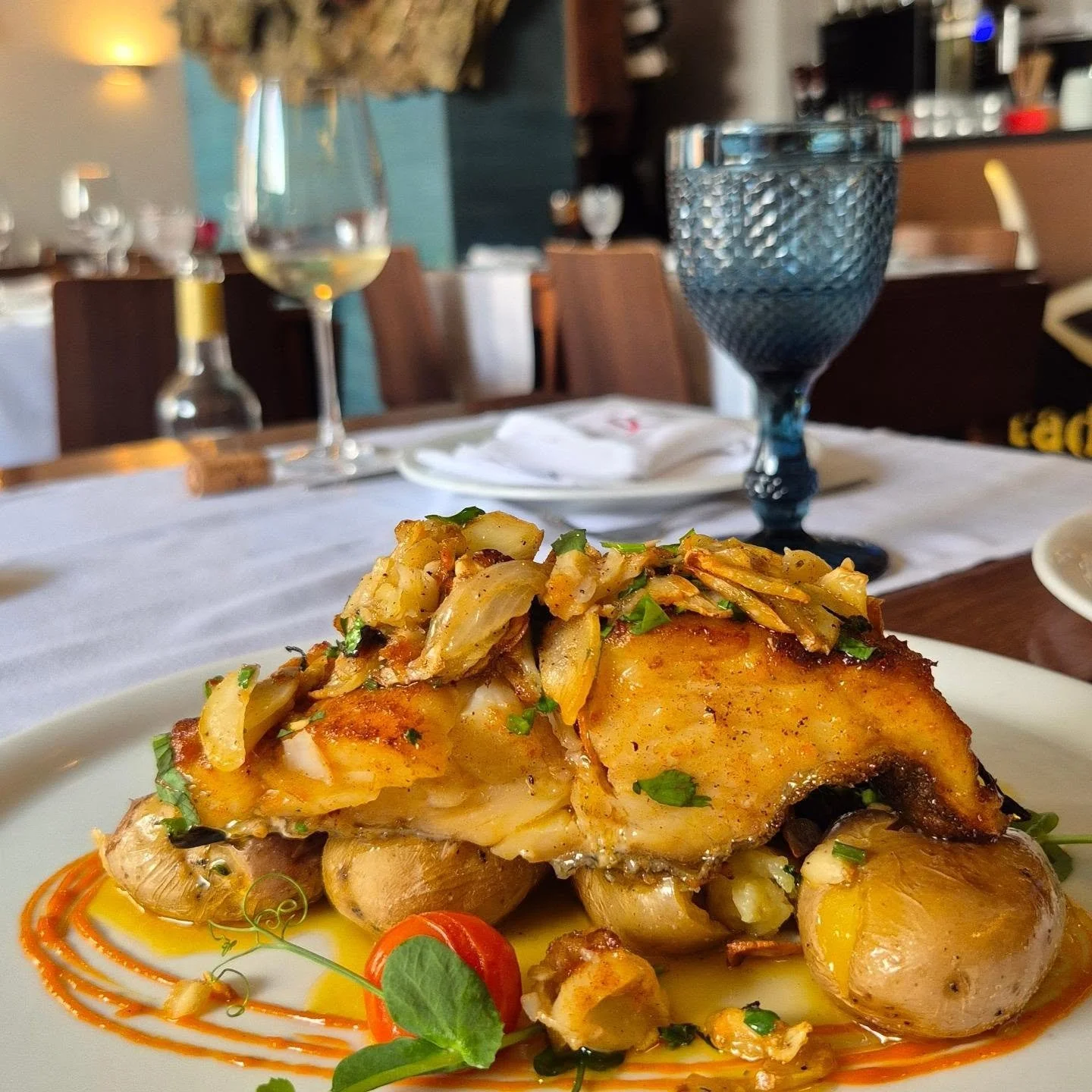 Dica gastronomica em Lisboa!

A primeira vez que ouvi falar deste restaurante foi atrav&eacute;s de uma cliente. Na &eacute;poca ela me disse que o tour pela cidade podia ser como eu achava melhor, mas que ela precisava almo&ccedil;ar no Frade dos Ma