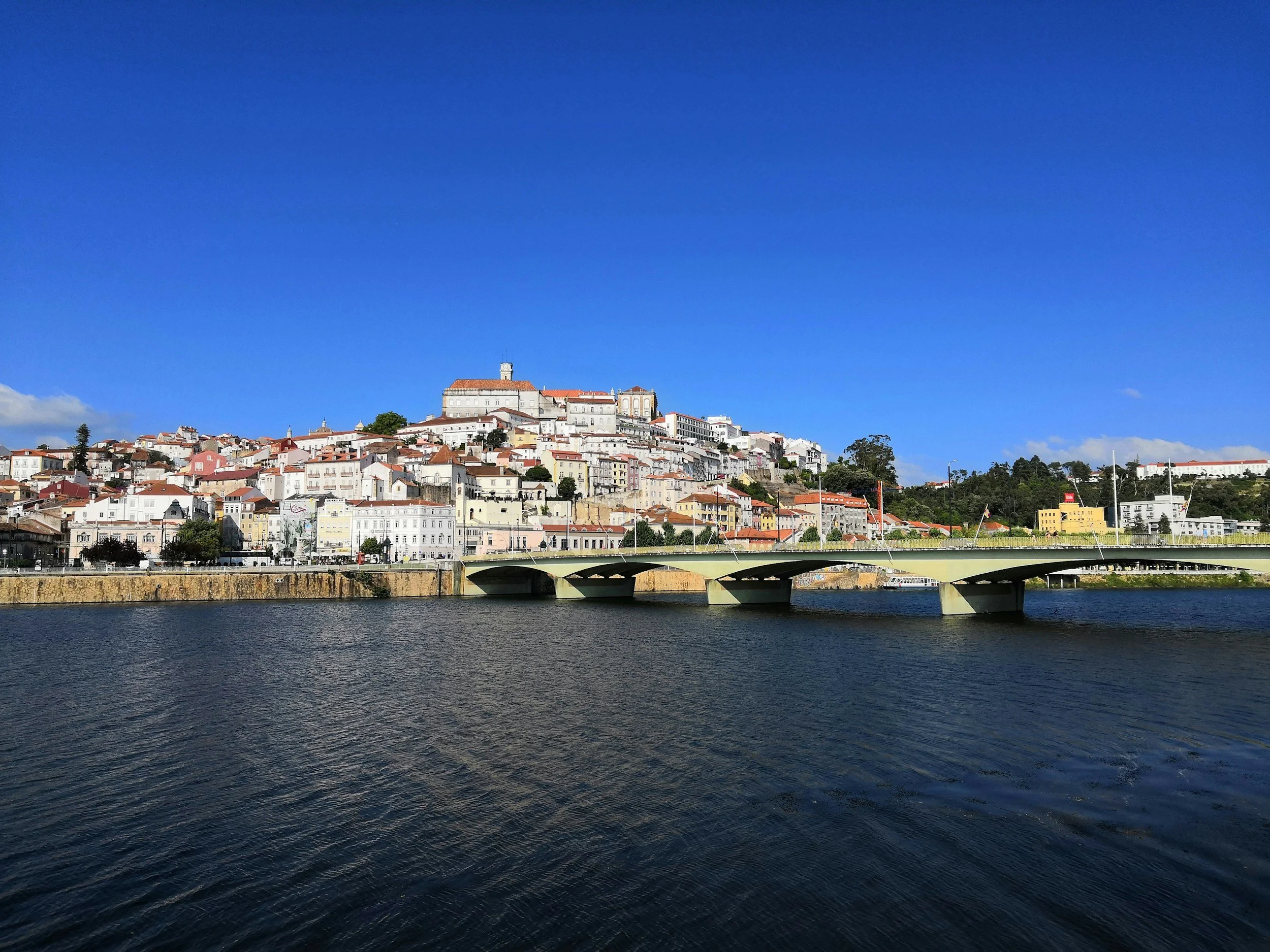 Cidade de Coimbra ao fundo e Rio Mondego à frente