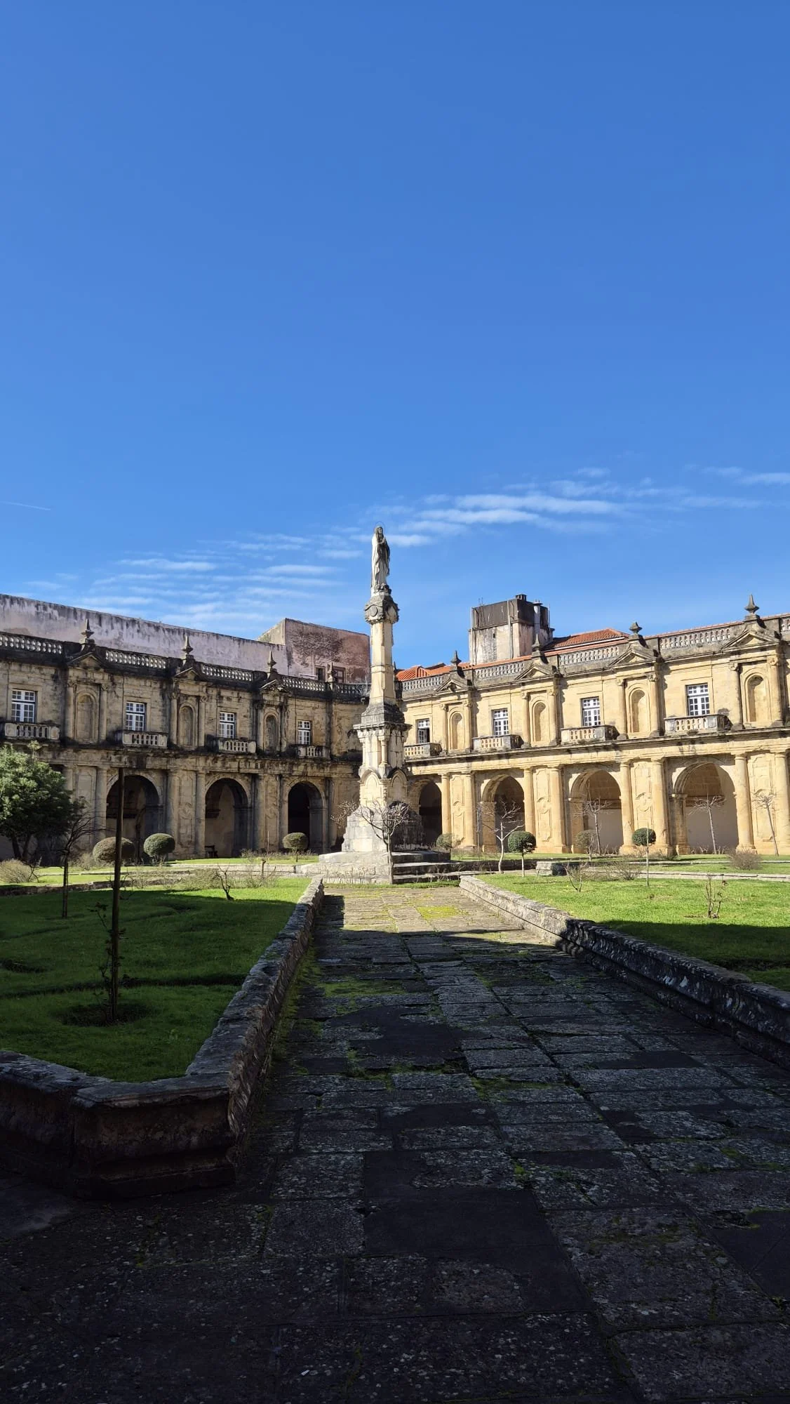 Coimbra - pátio interno Mosteiro Santa Clara.jpeg