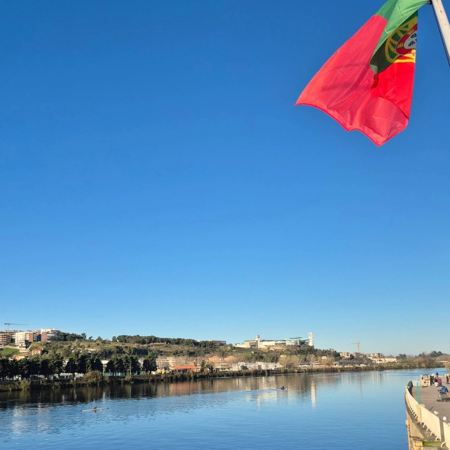 COIMBRA em 24 horas? 

Sim, &eacute; poss&iacute;vel (e apaixonante)! 🏰📚

Se voc&ecirc; est&aacute; a planeJar uma visita &agrave; "Cidade do Conhecimento", a log&iacute;stica &eacute; a sua melhor amiga. Coimbra &eacute; feita de subidas