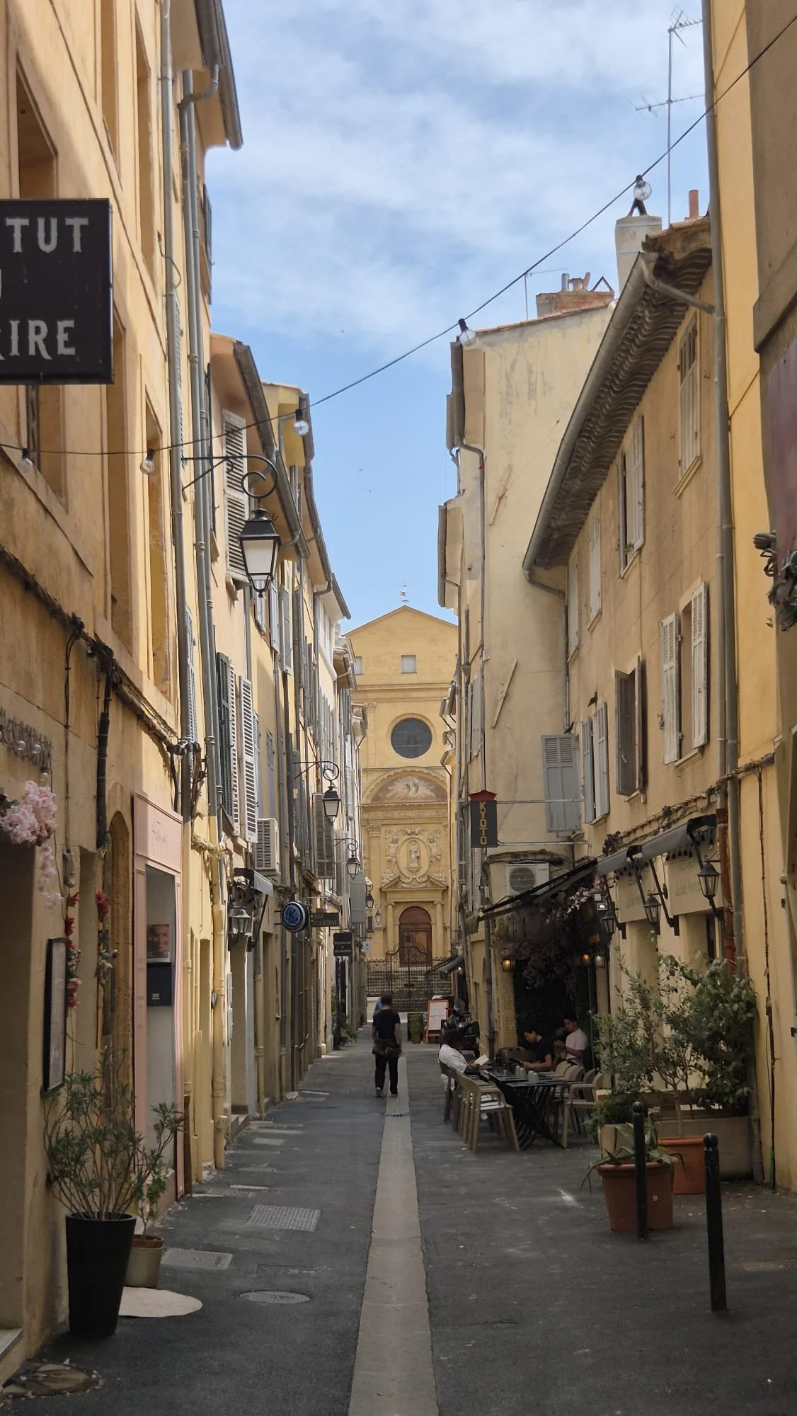 Aix - rua com igreja ao fundo.jpeg