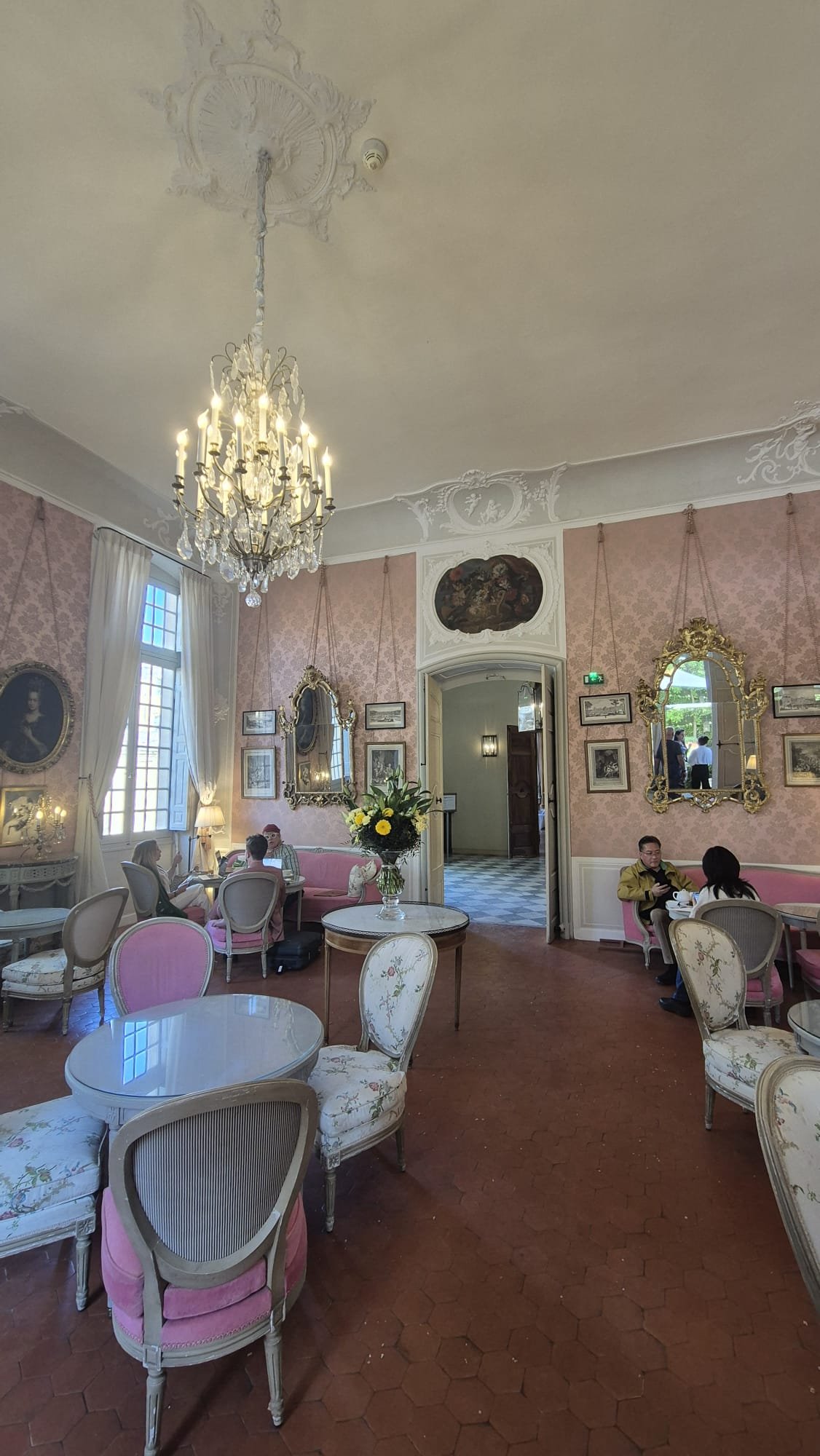 Aix - hotel - café interno.jpeg