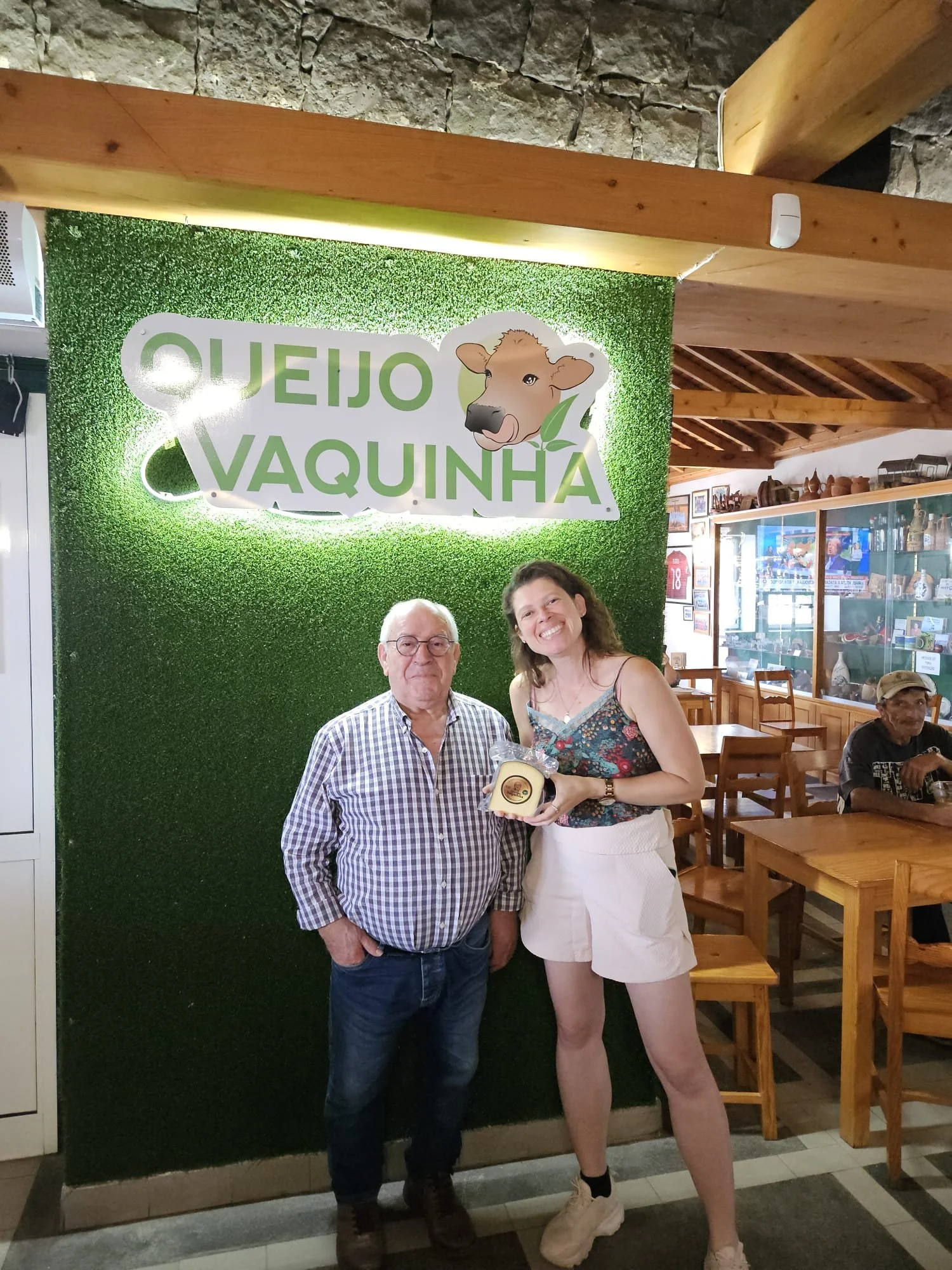 Queijo Vaquinha - Carol Santos e proprietário.jpeg