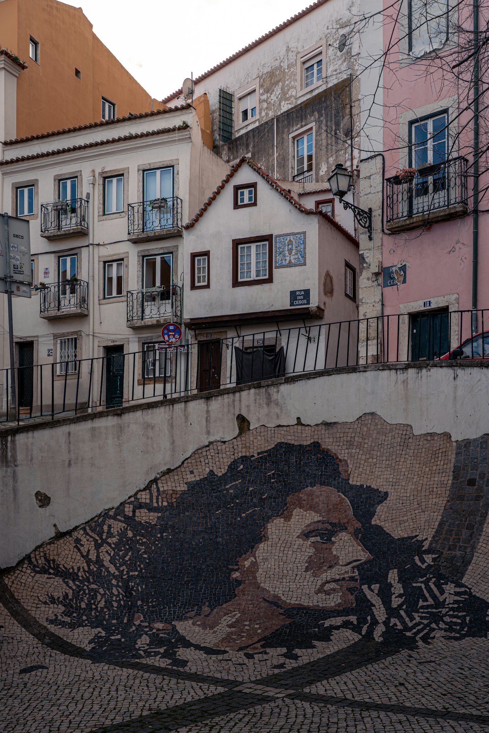 Street Art entre Santa Apolônia e Graça - Outro olhar sobre Lisboa