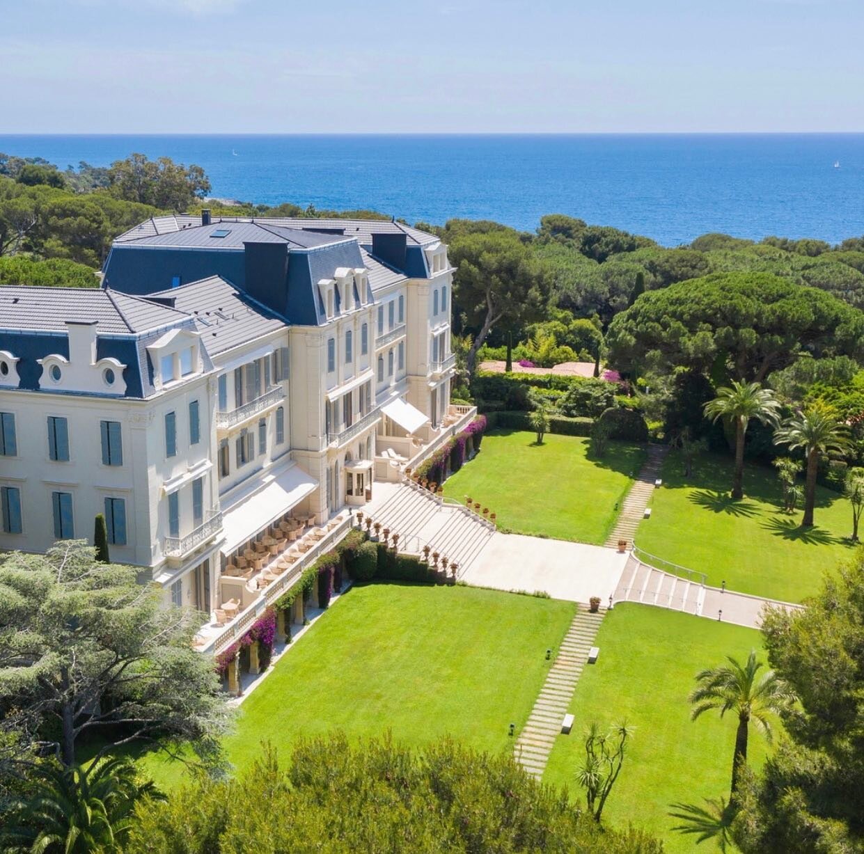 Both the Cannes Film Festival and the Monaco Grand Prix just wrapped, so we have the South of France on the mind. And when we think of the South of France, we daydream about the H&ocirc;tel du Cap-Eden-Roc in Antibes. ✨⁣
&bull;⁣
&bull;⁣
&bull;⁣
#sout