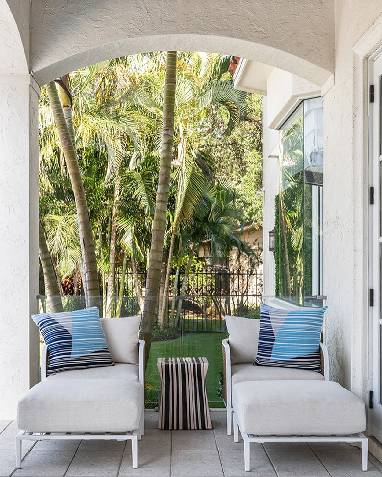 The great outdoors from an interior designers POV 🌎 Reminiscing about this gorgeous outdoor space we designed for a great client. 

Published in: @homeanddesignmag @homeanddesignsuncoast 
Photography by: @bosimages 

#gagemartininteriors #luxurylife