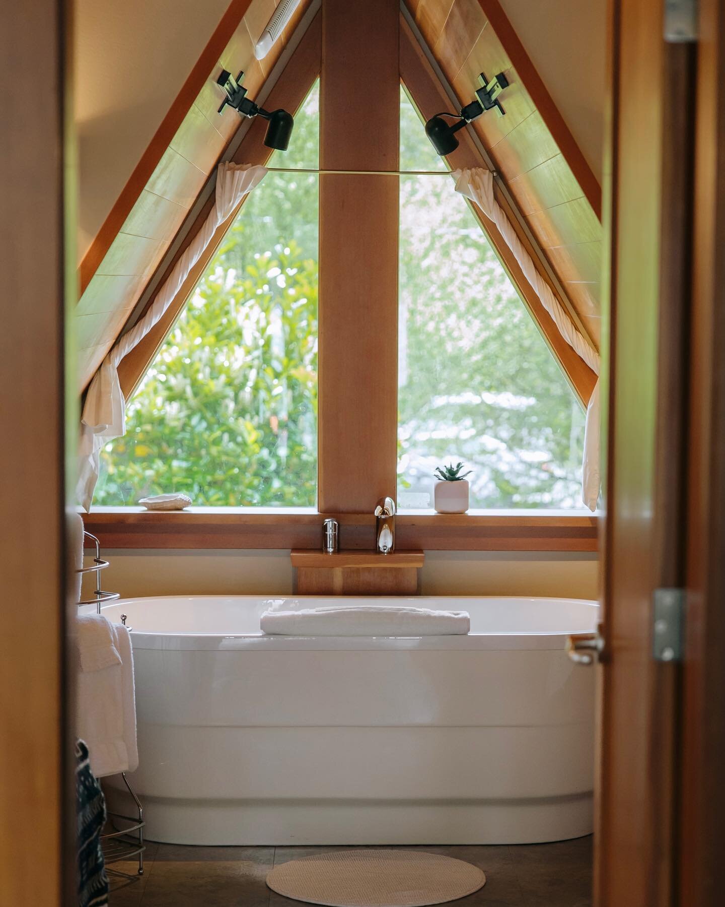 Treat yourself 💫 

Cabin suite 2 with the self care deep soaker tub 🤍 

📸 @lexis_lancaster 

#theshorelinetofino #wakeuphere #cabinsuite2