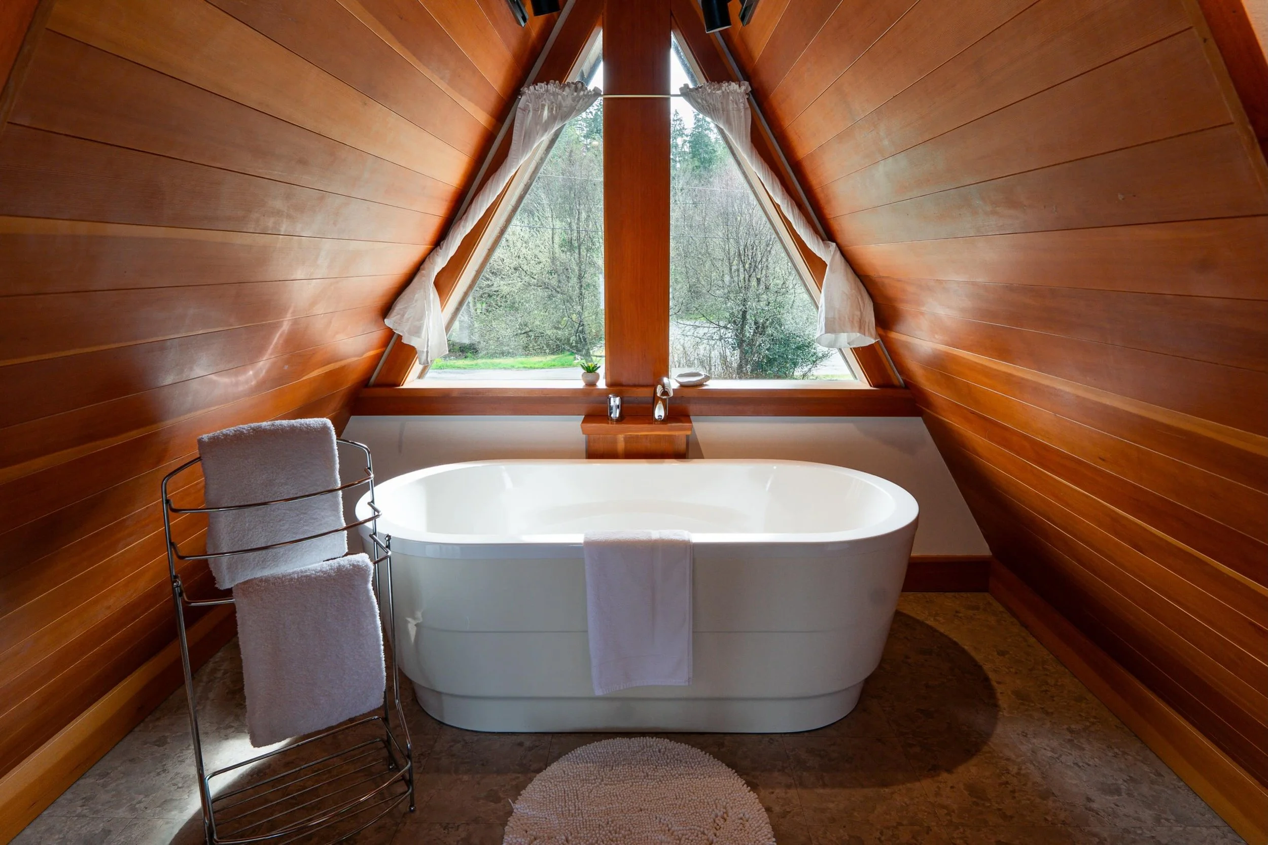 Cabin suite 2 - perfect for a romantic getaway or some much needed self care ✨💕

We have availability June 3-5 and June 8-10. Book online for best rates 🫶🏼

📸 @georgieburymedia